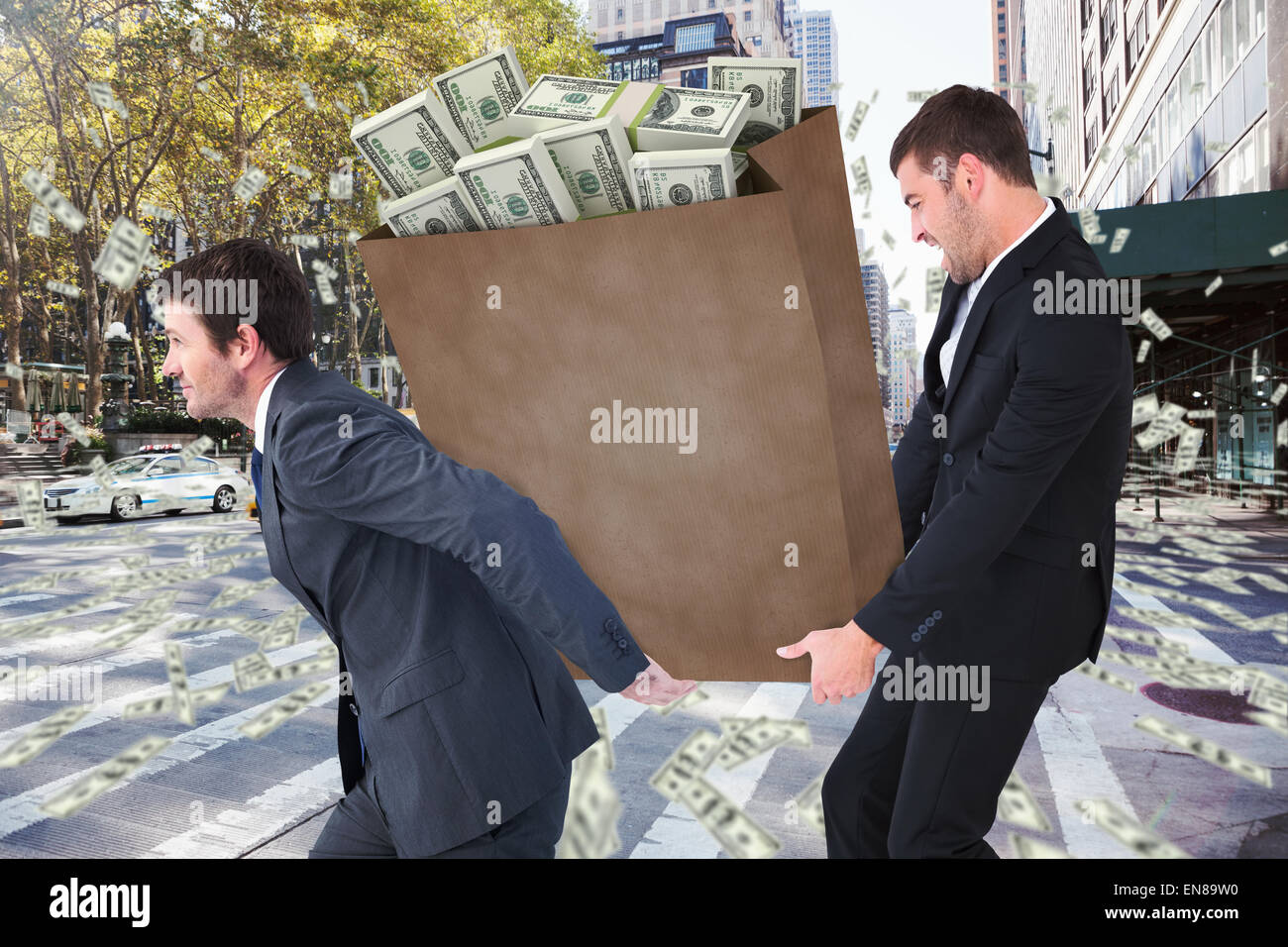 Zusammengesetztes Bild von Geschäftsleuten Tragetasche von Dollar Stockfoto