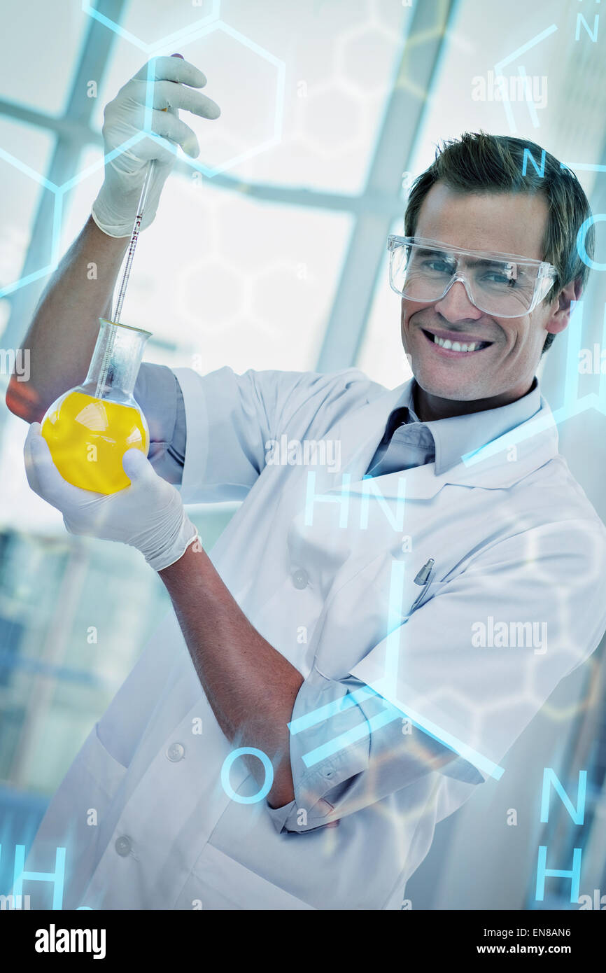 Zusammengesetztes Bild der jungen Wissenschaftler arbeiten mit einem Becher Stockfoto