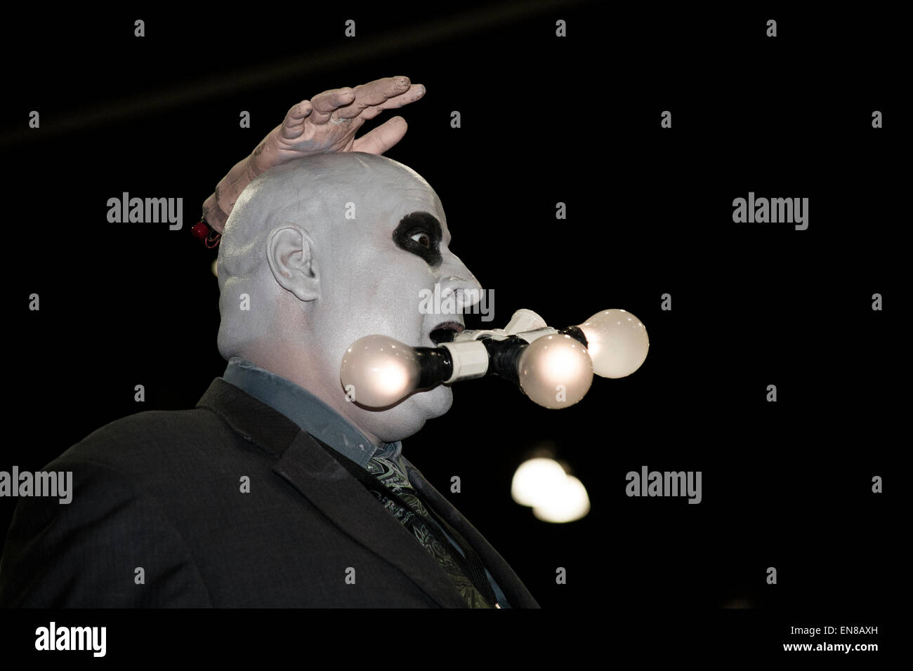 Ein Cosplayer verkleidet als Onkel Fester mit Ding aus der Addams Family TV Serie und Filme am Comikaze in Los Angeles. Stockfoto