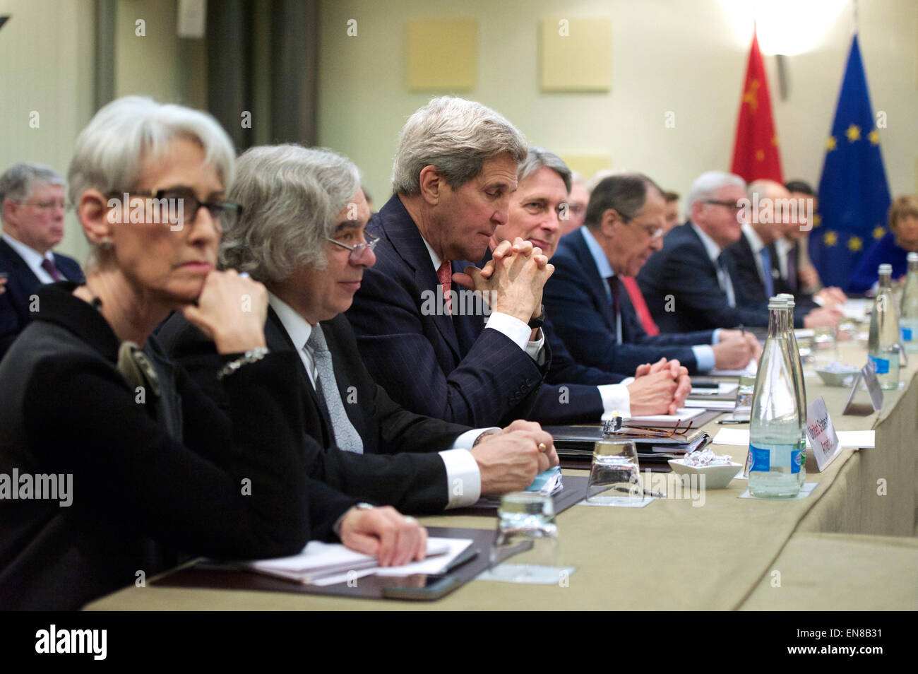 US-Außenminister John Kerry sitzt mit seinen Amtskollegen aus Deutschland, China, die Europäische Union, Frankreich, Großbritannien und Russland am 30. März 2015, in Lausanne, Schweiz, bevor die P5 + 1 Partnernationen wieder direkte Verhandlungen mit iranischen Vertretern über die Zukunft ihres Landes Atomprogramm. Stockfoto