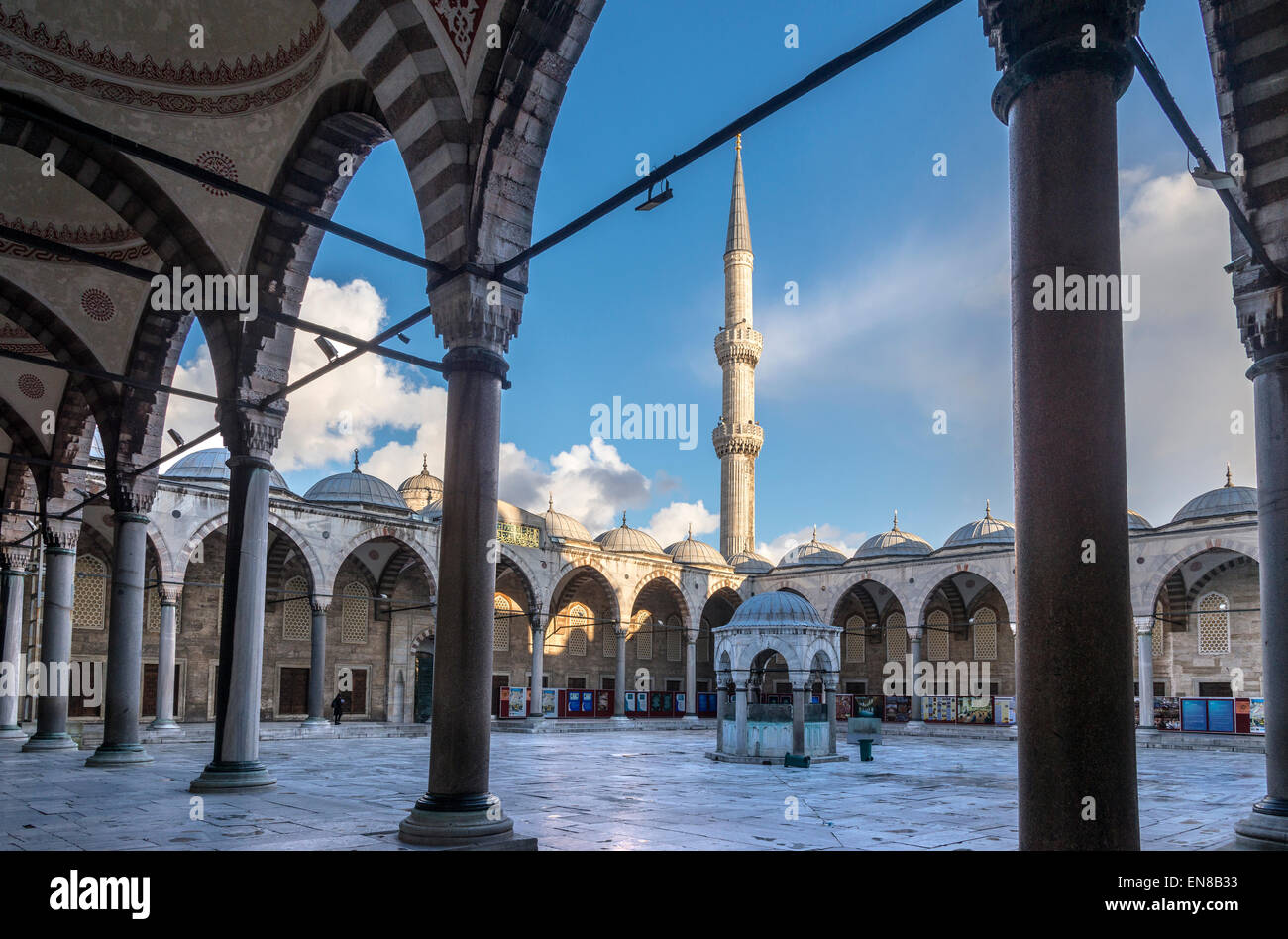 Innenhof des Sultan Ahmet oder blaue Moschee, Sultanahmet, Istanbul, Türkei Stockfoto