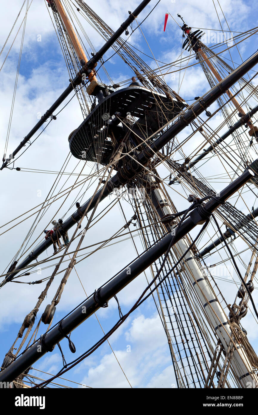 Masten und Segel von einem alten Segelschiff im Hafen Stockfoto