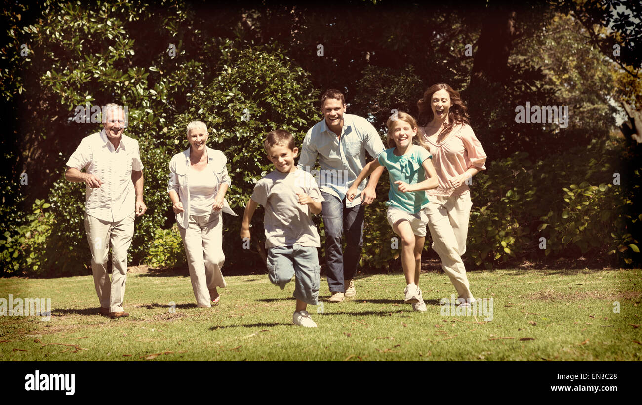 Glücklich Multi-Generationen-Familie läuft auf Kamera Stockfoto