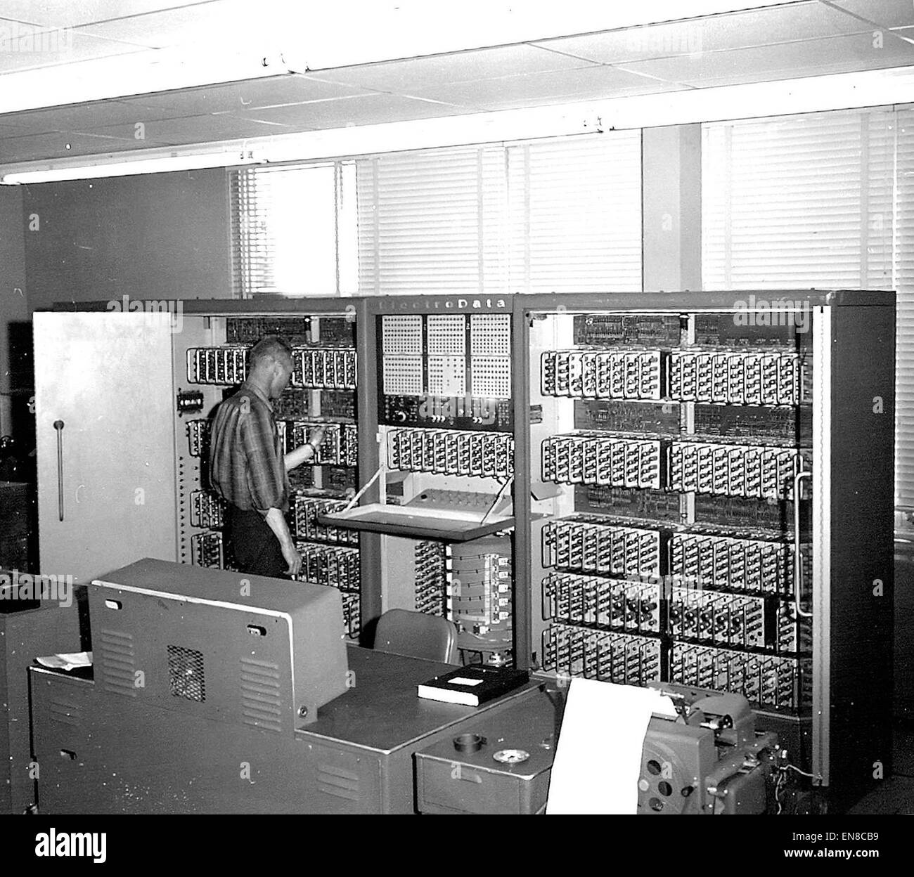 Der Datatron-205 ist ein historischer Computer aus den 1960er Jahren, der von der Datatron Corporation entwickelt wurde. Es war Teil der frühen Welle elektronischer Computersysteme, die für Datenverarbeitung und wissenschaftliche Anwendungen eingesetzt wurden. Dieses Modell war ein bedeutender Schritt in der Computertechnik. Stockfoto