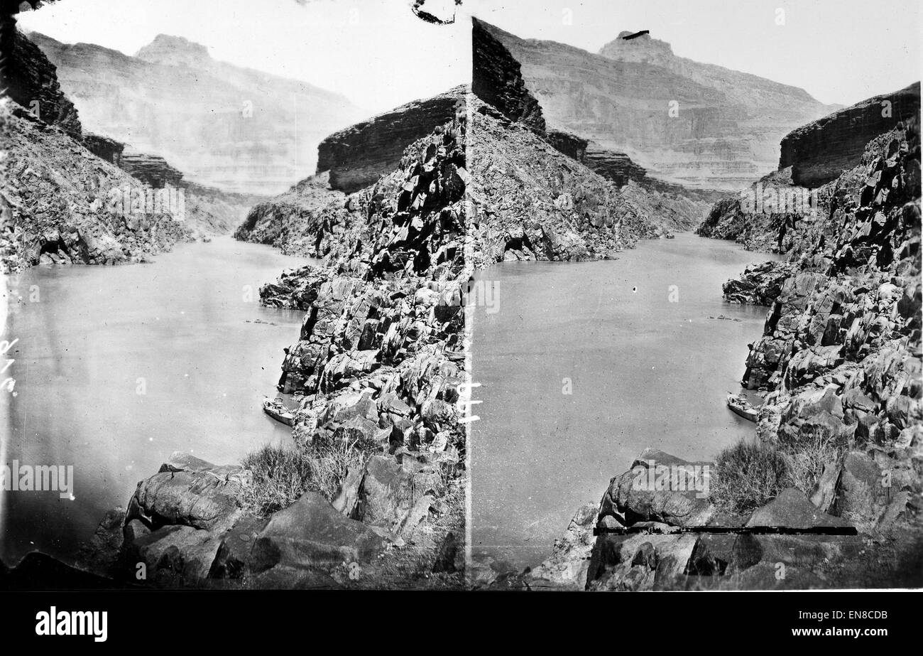 Der Grand Canyon National Park in Arizona bietet atemberaubende Granit-Felsformationen, die die geologische Geschichte zeigen. In diesem speziellen Bereich wird die erste Schlucht hervorgehoben, die über Millionen von Jahren geformt wurde und einzigartige Schichten und natürliche Schönheit offenbart. Stockfoto