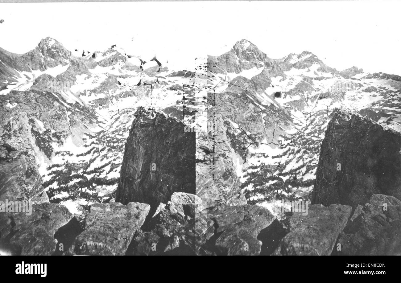 „The Three Tetons“ ist eine historische geologische Karte aus dem Jahr 1872, die die berühmten Gipfel des Grand Teton National Park in Wyoming zeigt. Diese Karte, die vom US Geological Survey erstellt wurde, stellt einen wichtigen Moment in der Erforschung und Dokumentation des amerikanischen Westens dar. Stockfoto
