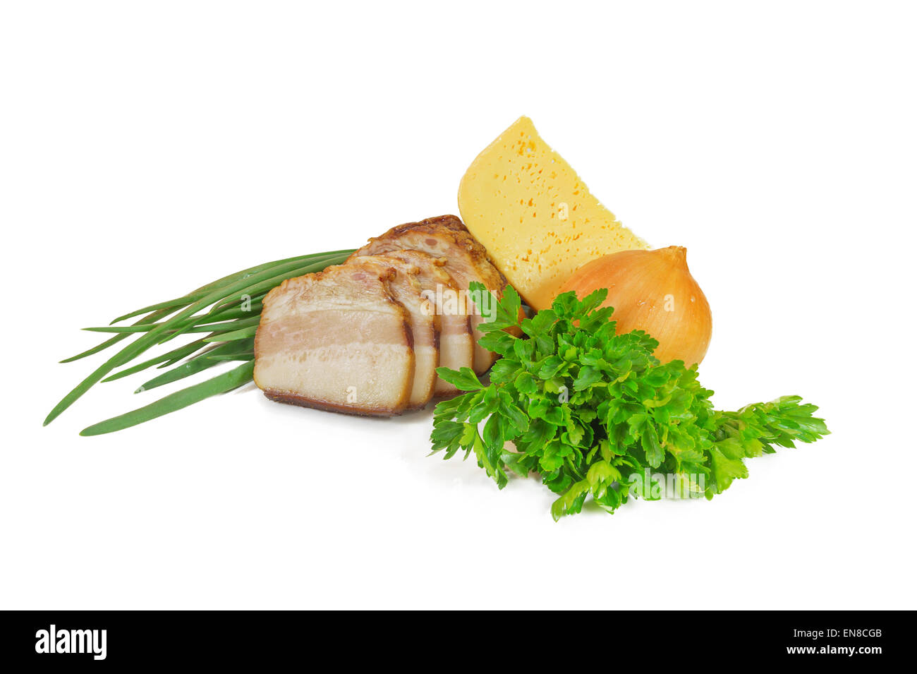 die Zusammensetzung der Stücke von Speck und Käse, verziert mit Grün Stockfoto