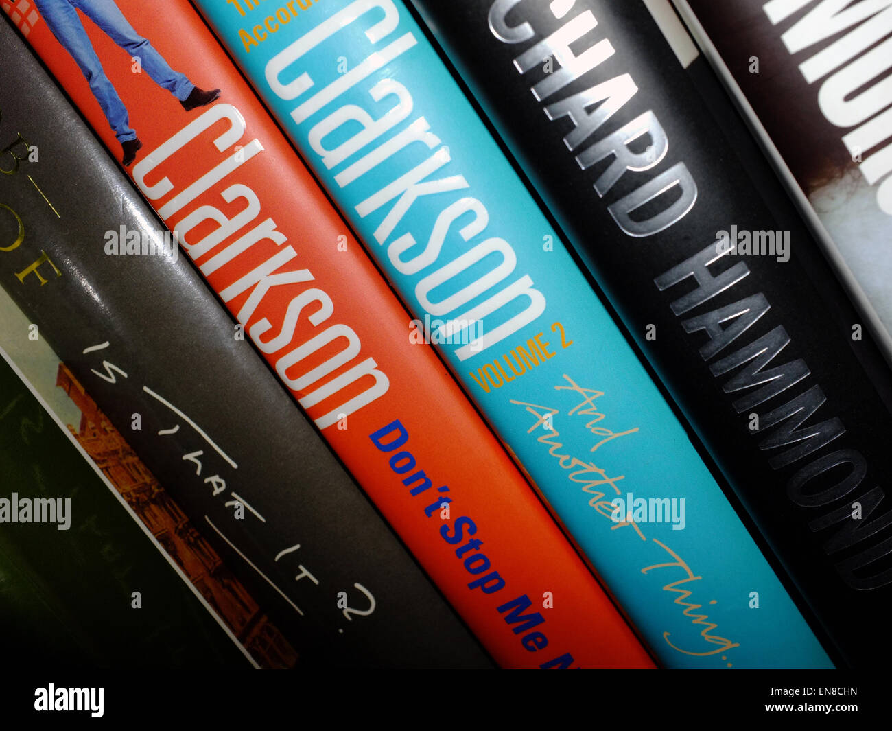 Eine Auswahl von prominenten Autobiographien auf darunter Bücher von Piers Morgan und Jeremy Clarkson im Display in ein Welsh B & B. Stockfoto