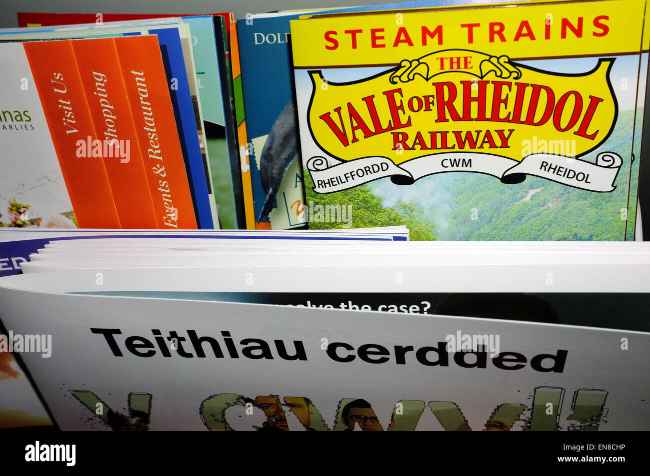 Eine Auswahl von touristischen Broschüren auf dem Display im Inneren ein Mid Wales B & B. Stockfoto