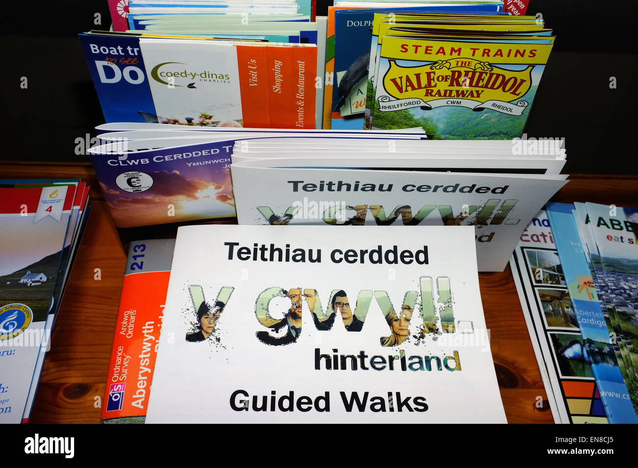 Eine Auswahl an Tourismus-Broschüren und Flugblätter auf dem Display in einem walisischen Bed And Breakfast. Stockfoto