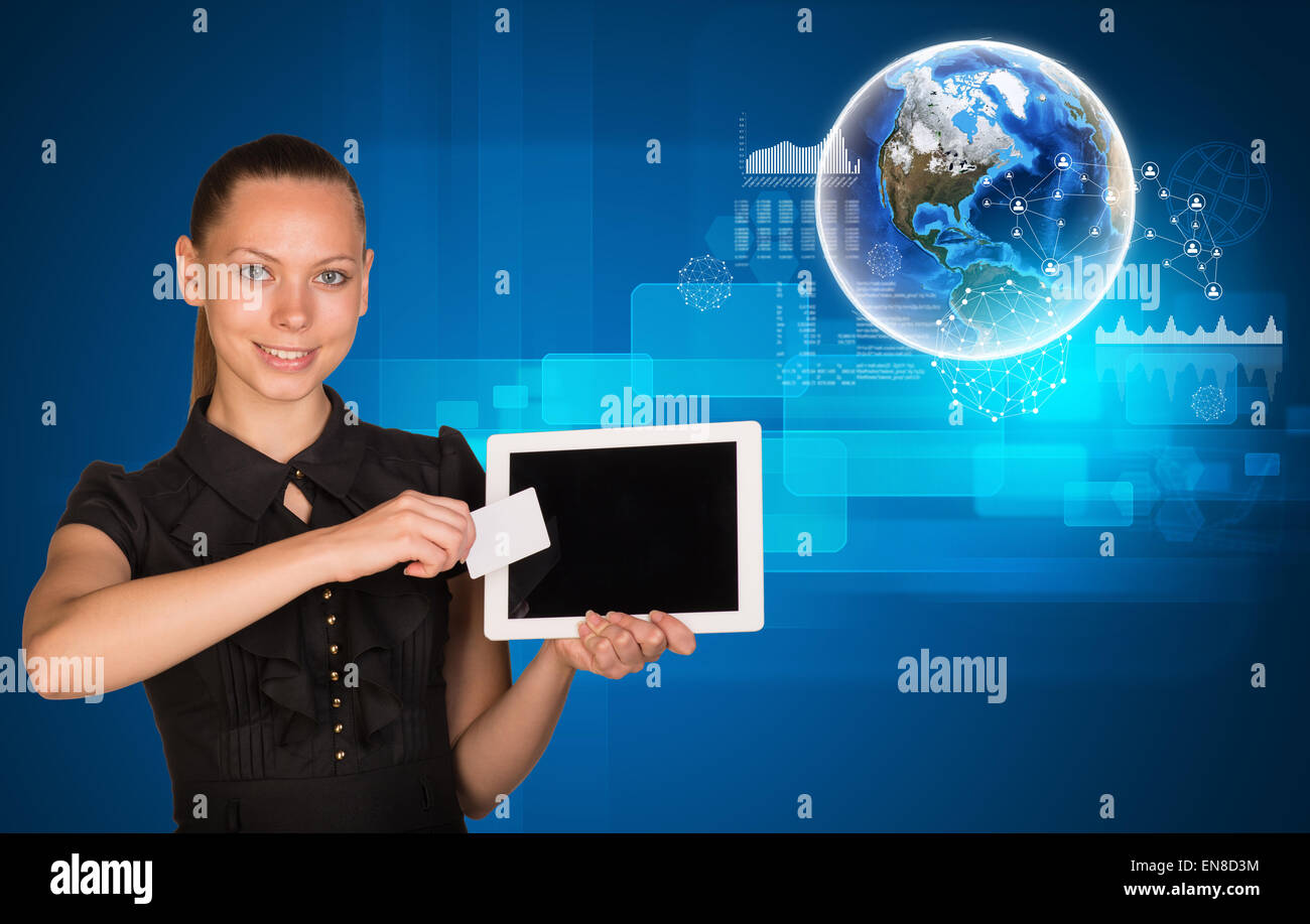 Lächelnde Frau Holging Tablet und Karte Stockfoto