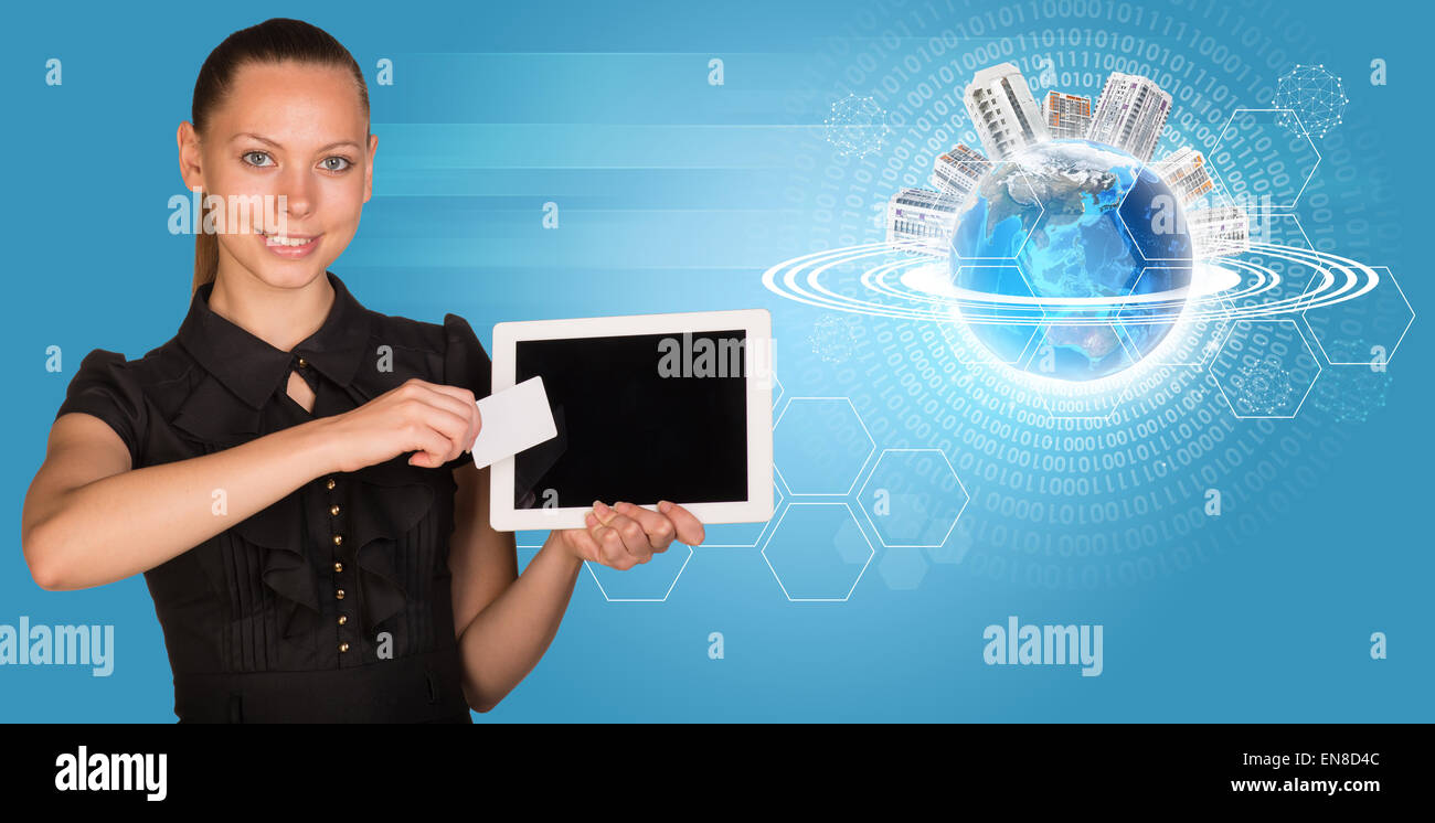 Junge Frau Holging leere Karte und tablet Stockfoto