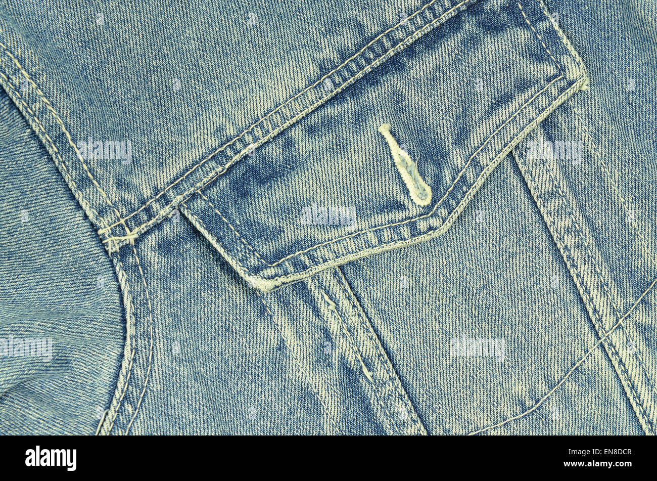 blaue Jeansjacke mit Tasche, Detail, horizontal Stockfoto