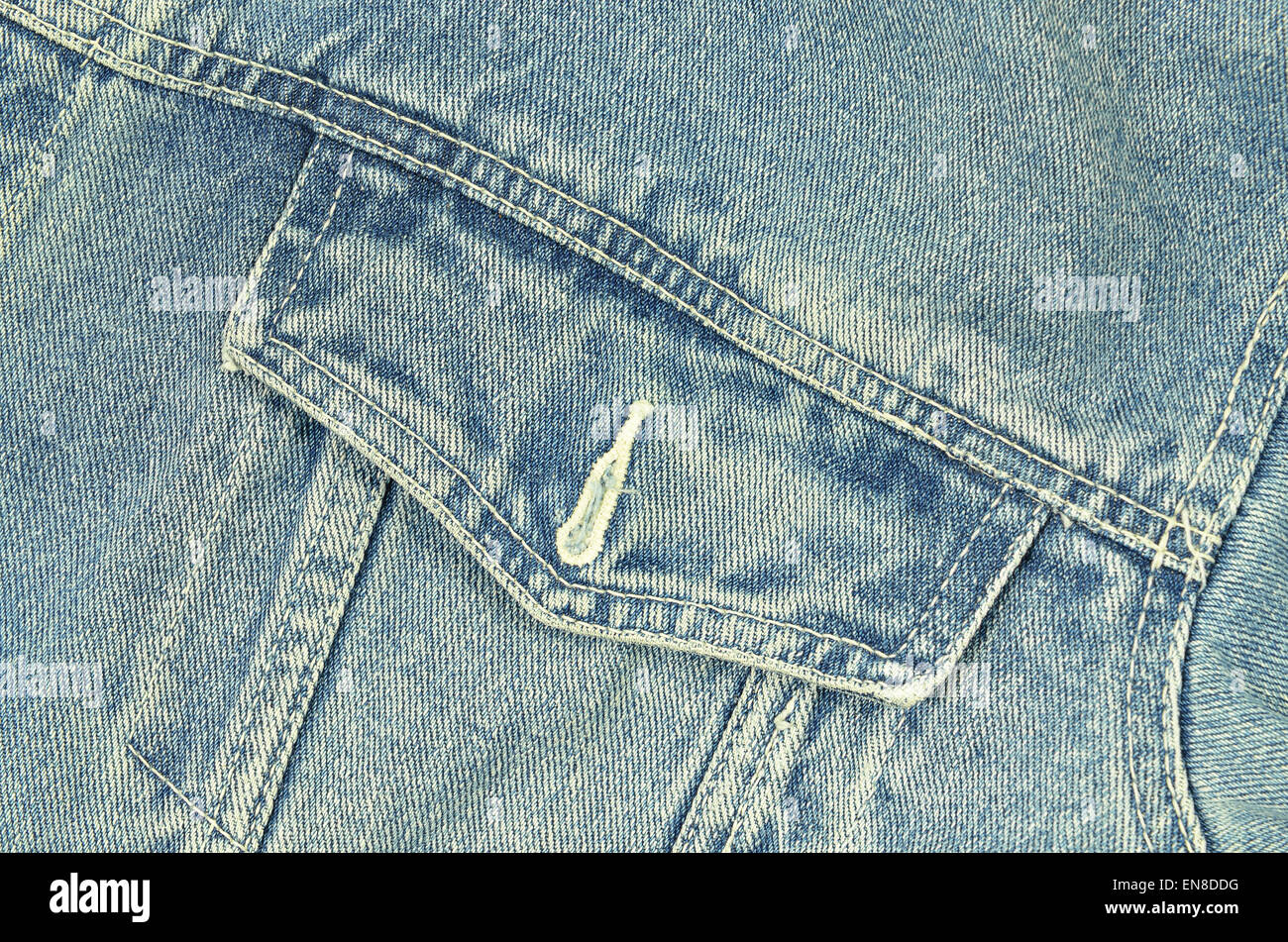 blaue Jeansjacke mit Tasche, Detail, horizontal Stockfoto