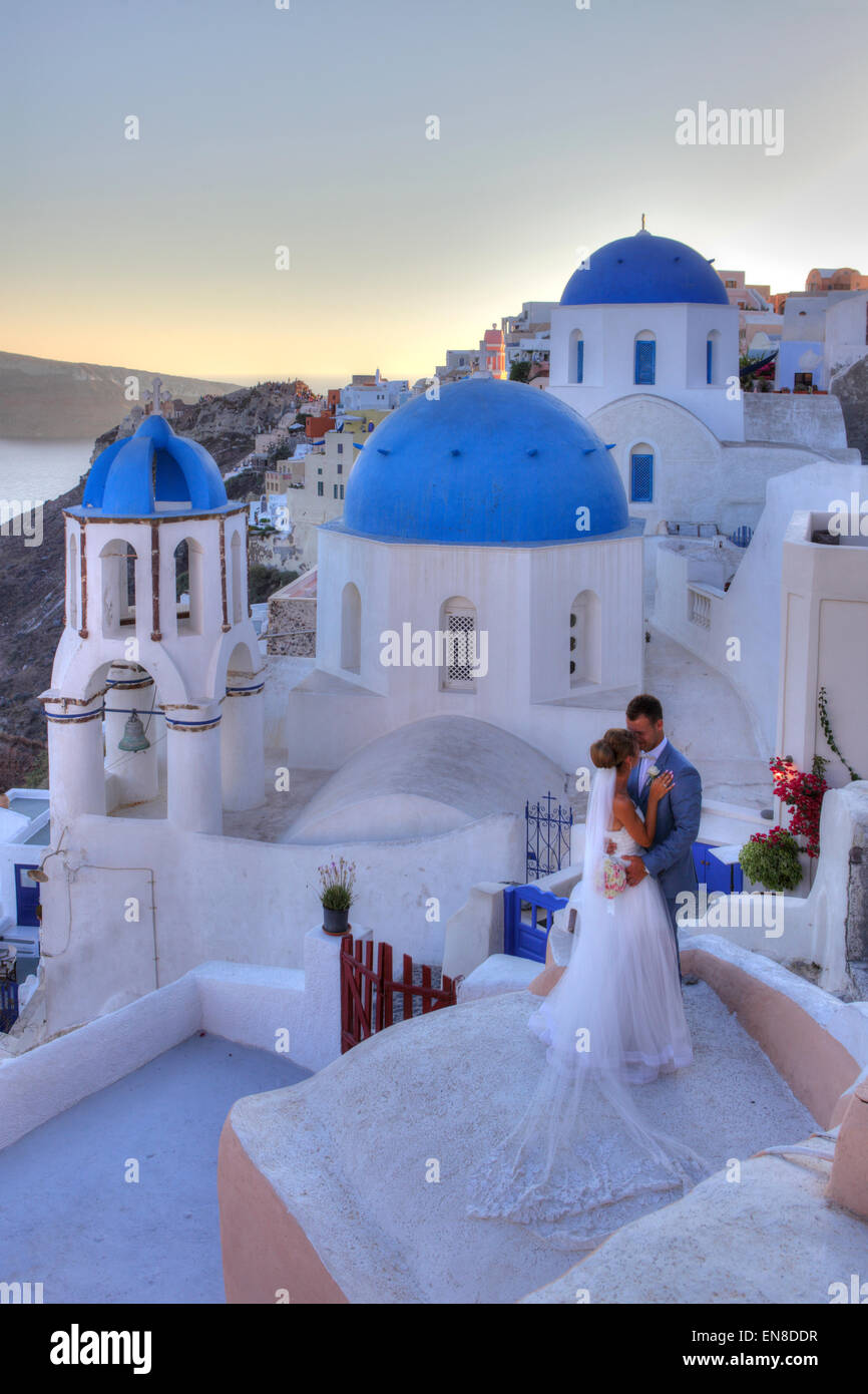 Brautpaar mit traditionellen Kirche in Oia, Santorini, Griechenland Stockfoto