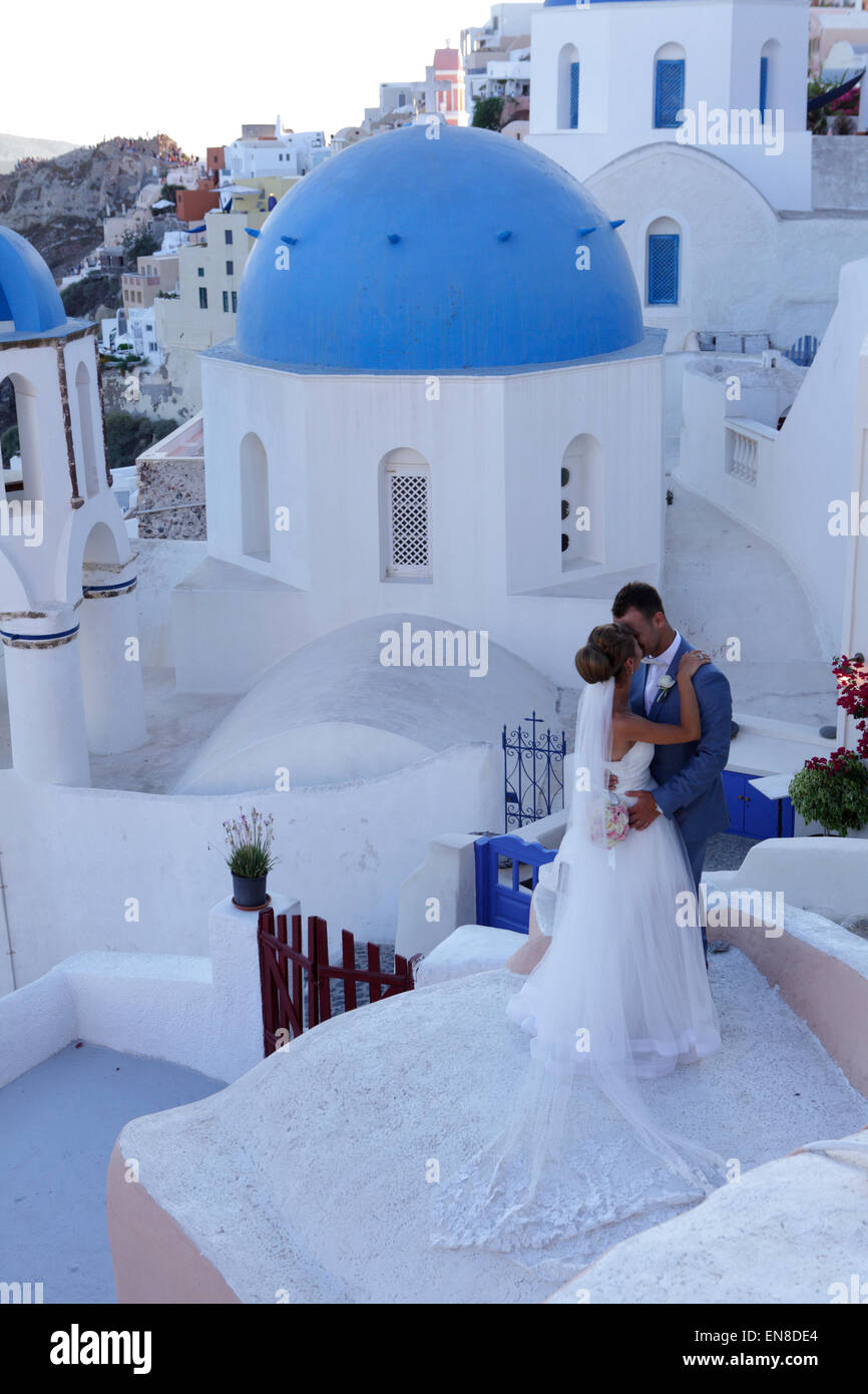 Brautpaar mit traditionellen Kirche in Oia, Santorini, Griechenland Stockfoto