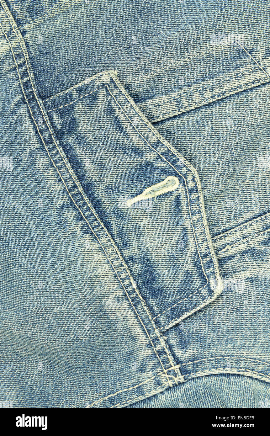 blaue Jeansjacke mit Tasche, Detail, vertikal Stockfoto