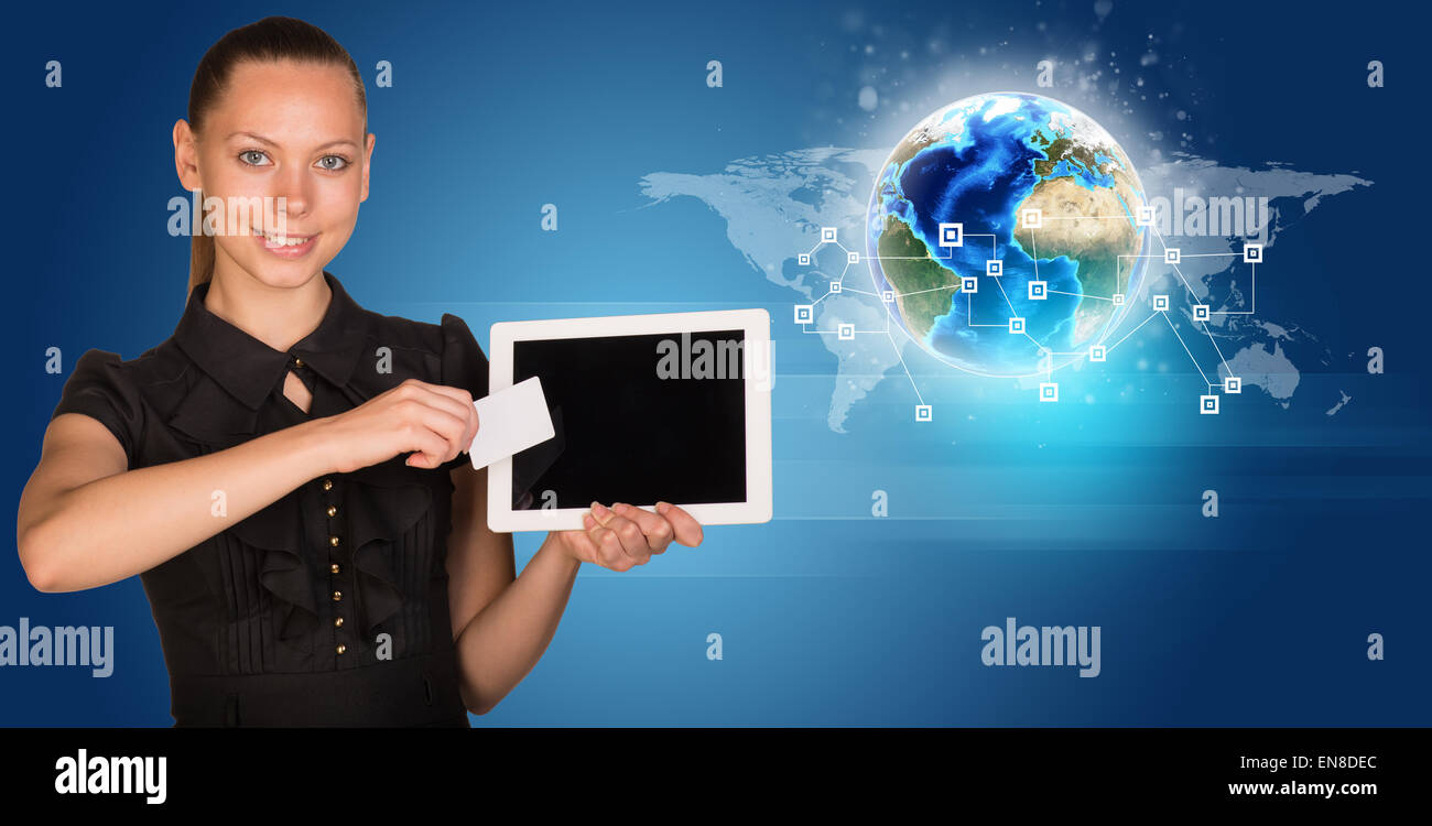 Geschäftsfrau im schwarzen Kleid mit Earth-Modell Stockfoto