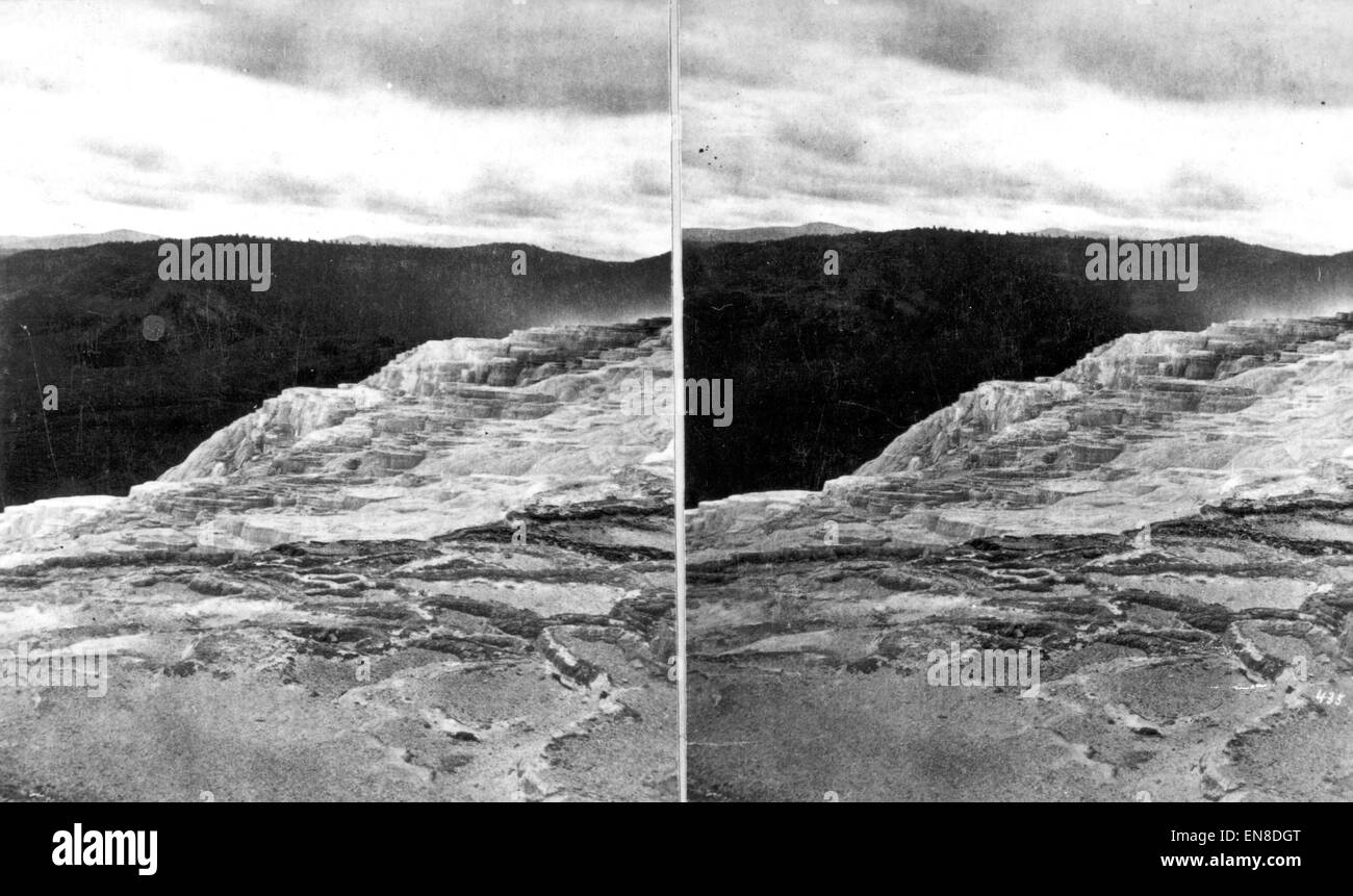 Das Bild zeigt die heißen Quellen entlang des Gardner River im Yellowstone-Nationalpark, Wyoming. Diese geothermischen Merkmale sind Teil des ausgedehnten hydrothermalen Systems des Parks, einer der wichtigsten geologischen Attraktionen in den Vereinigten Staaten. Stockfoto