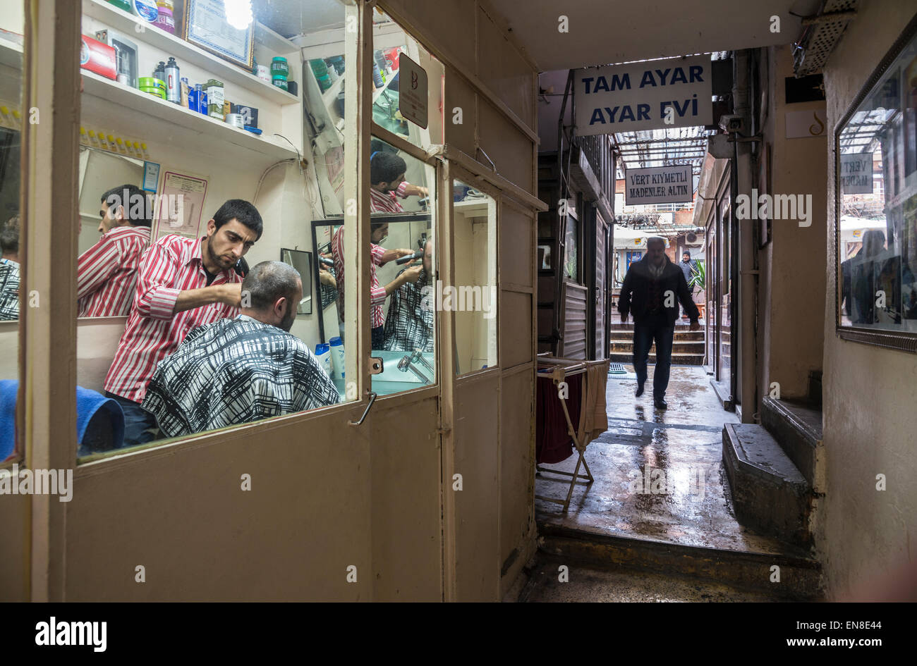 Ladengeschäft Barbiere in einer Gasse in der Grand Bazaar, Sultanahmet, Istanbul, Türkei Stockfoto