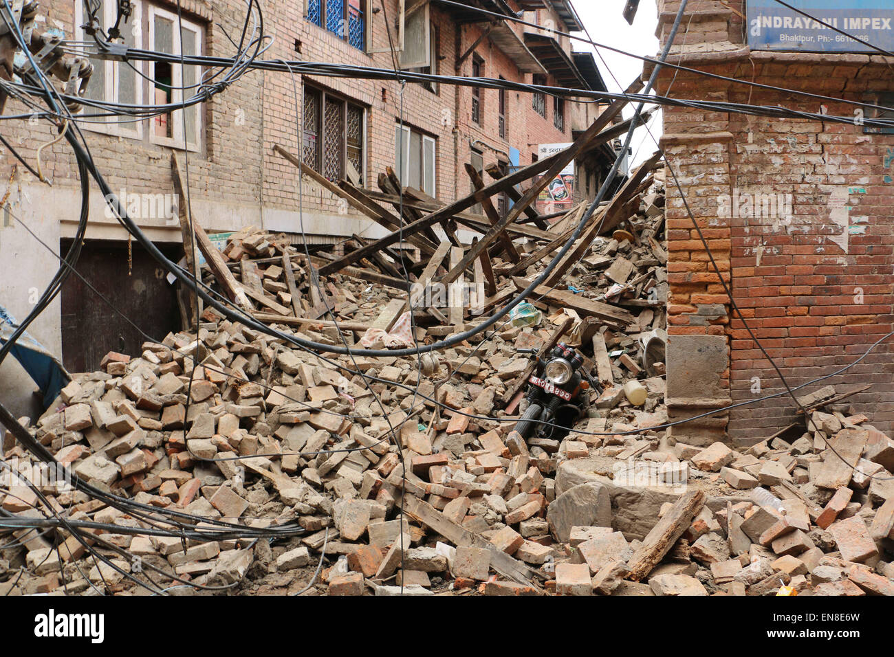 Kathmandu, Nepal. 28. April 2015. Die Zahl der Todesopfer von dem Erdbeben der Stärke 7,8 in Nepal ist auf 3.726, Tendenz steigend. Tausende von Überlebenden haben eine zweite Nacht ohne Obdach verbracht. Neben der Angst, verursacht durch zahlreiche Nachbeben litten die Menschen Campingplatz in offenen Räumen eine Kombination aus Regen, Hunger und Durst. Die Regierung erklärte, dass rund 6.500 Menschen bei dem Beben verletzt wurden, das am Samstag getroffen. Bildnachweis: Mukunda Bogati/ZUMA Wire/ZUMAPRESS.com/Alamy Live-Nachrichten Stockfoto