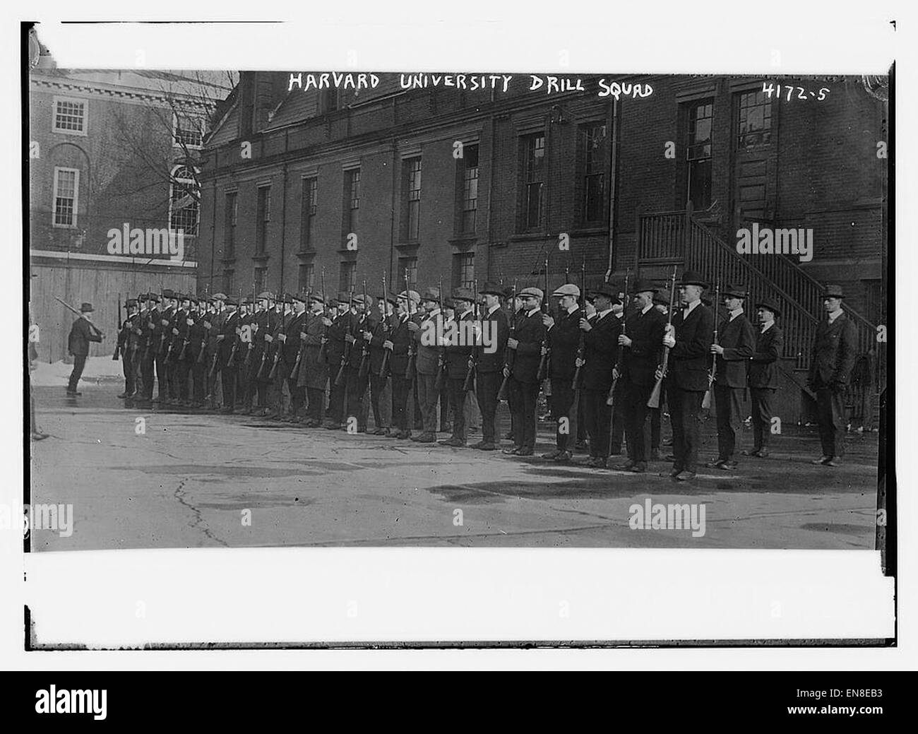 Die Harvard University Drill Squad ist eine Studentenorganisation, die für ihre Präzisionsbohrer und Formationen im militärischen Stil bekannt ist. Es ist Teil der Geschichte der Universität und zeigt Disziplin, Teamarbeit und Tradition im Collegeleben. Stockfoto Die Harvard University Drill Squad ist eine Studentenorganisation, die für ihre Präzisionsbohrer und Formationen im militärischen Stil bekannt ist. Es ist Teil der Geschichte der Universität und zeigt Disziplin, Teamarbeit und Tradition im Collegeleben. Stockfoto