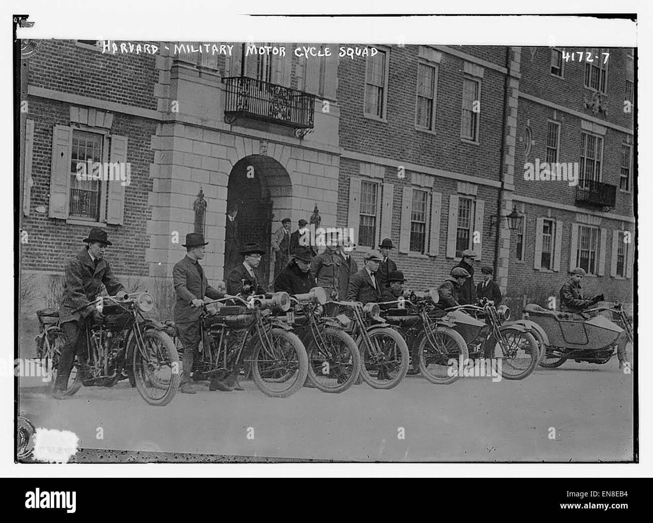 Ein historisches Foto, das die Harvard Military Motorcycle Squad zeigt, wie das Militär Motorräder im frühen 20. Jahrhundert benutzte. Dieses Bild bietet einen Einblick in militärische Transportmittel und Taktiken während dieser Zeit. Stockfoto