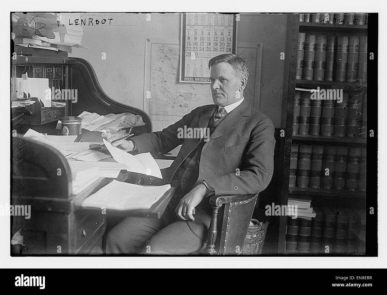 I Lenroot war eine prominente Persönlichkeit in der amerikanischen Politik des frühen 20. Jahrhunderts. Dieses Porträt spiegelt seine Karriere als Beamter und seine Beiträge zur Entwicklung politischer Strukturen während seiner Zeit wider. Stockfoto