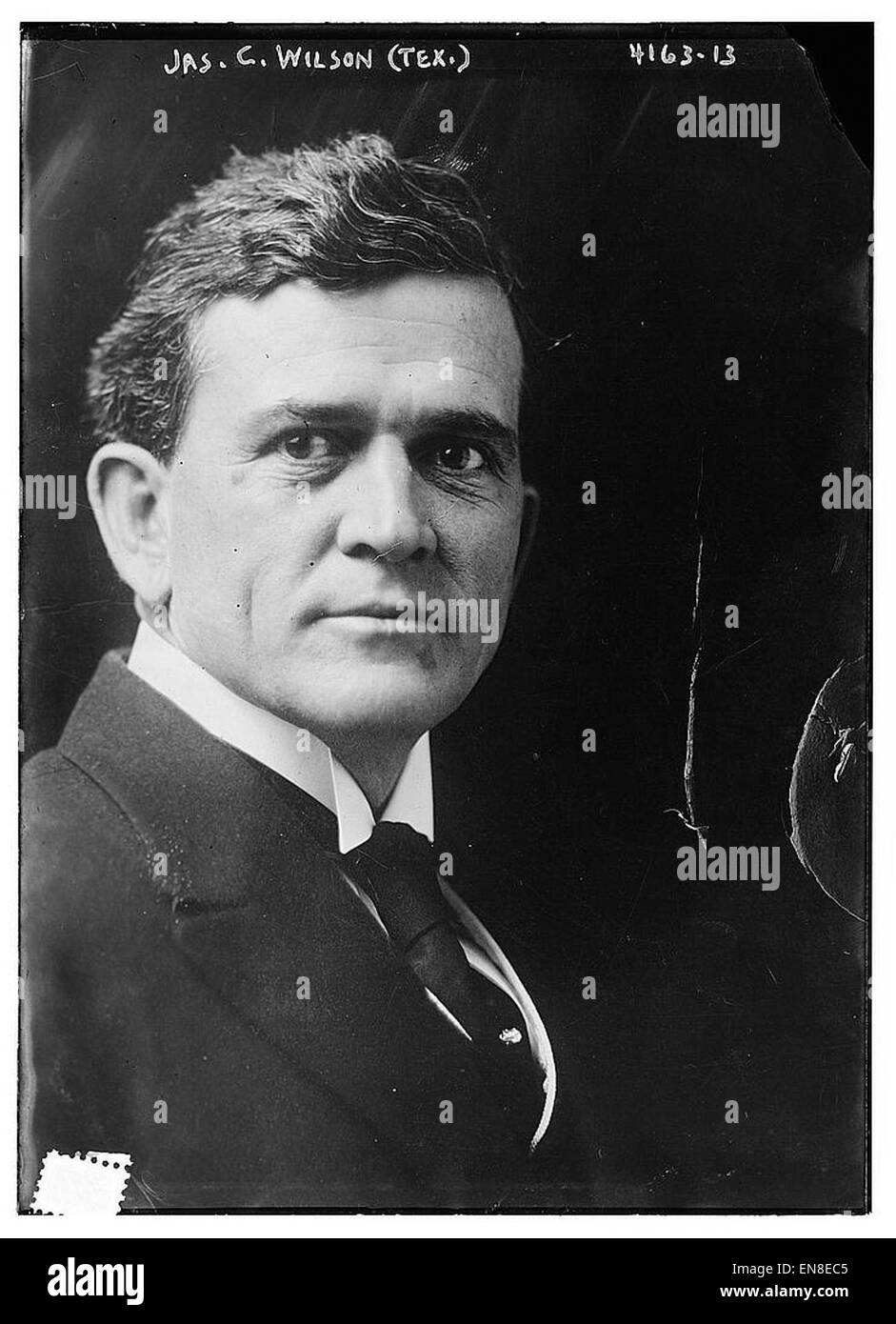 Jas C Wilson (Tex) war ein bekannter Künstler, dessen Werke das Wesen des westlichen Lebens in Amerika erfassen. Bekannt für seine Darstellung der Cowboykultur und der ländlichen Landschaften, spiegelt seine Kunst den Geist der Pionierzeit wider und kombiniert realistische Darstellungen mit einem einzigartigen persönlichen Stil. Stockfoto