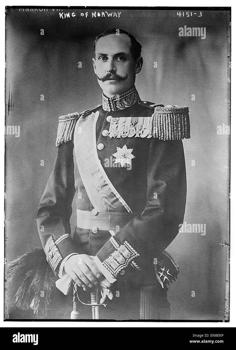 Ein formelles Porträt des Königs von Norwegen, in dem der Monarch in zeremonieller Kleidung gefangen wird. Das Foto repräsentiert die würde und Autorität der norwegischen Königsfamilie. Stockfoto