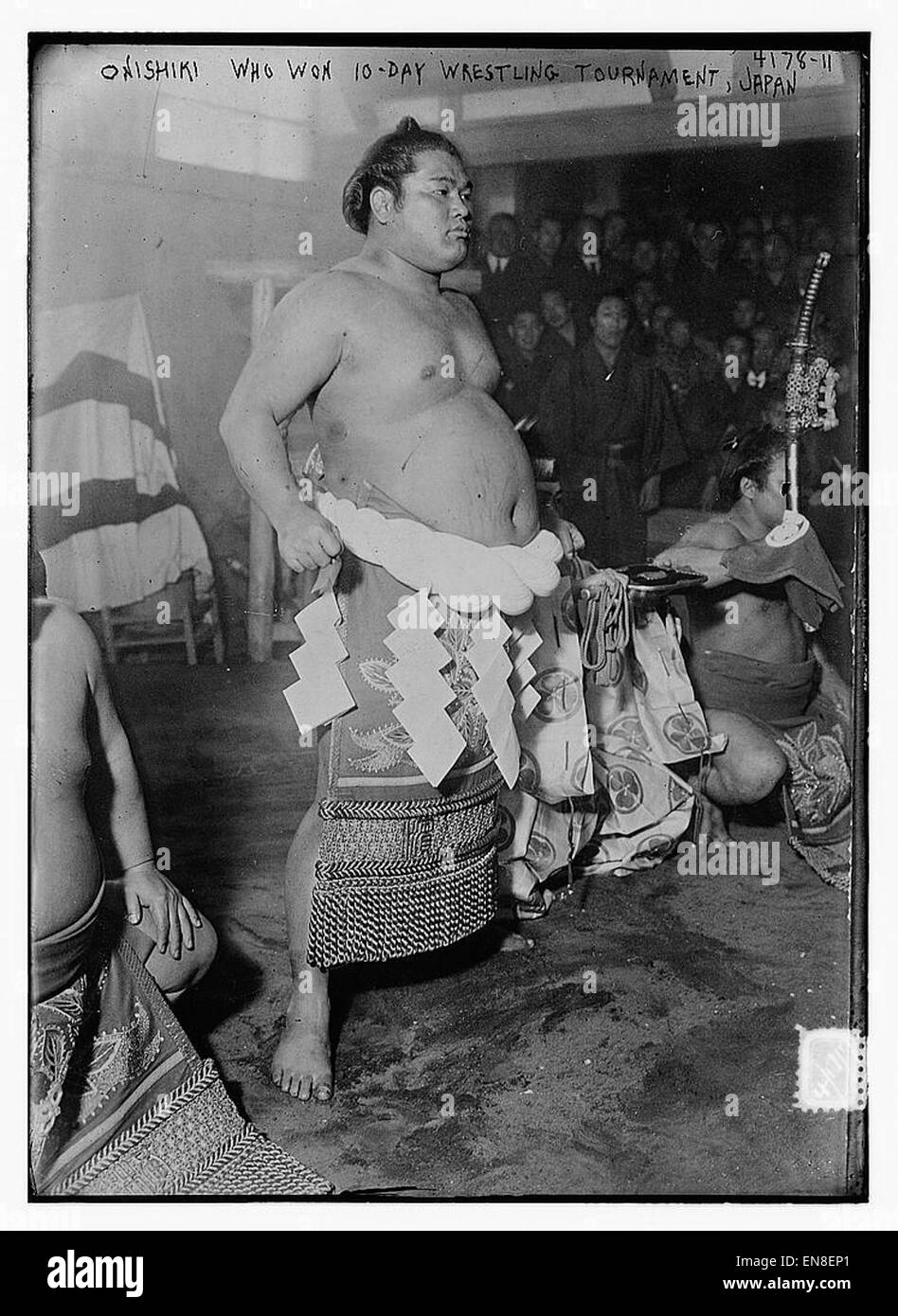 Onishiki, ein Sumo-Wrestler aus Japan, gewann ein renommiertes zehntägiges Ringen-Turnier und demonstrierte seine Stärke und sein Können in diesem Sport. Sein Sieg war ein bedeutender Erfolg in der Welt des Sumo-Rings. Stockfoto
