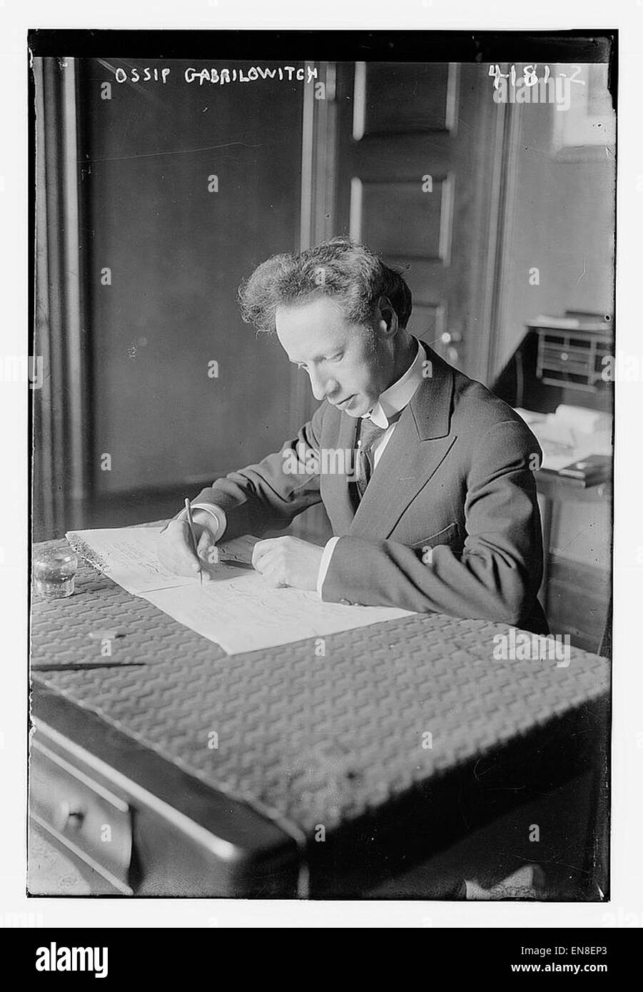 Ein Porträt von Ossip Gabrilowitch, einem renommierten Pianisten und Dirigenten. Das Gemälde fängt seine intellektuelle Präsenz und seinen musikalischen Einfluss ein und spiegelt seine bedeutende Rolle in der klassischen Musik des frühen 20. Jahrhunderts wider. Stockfoto
