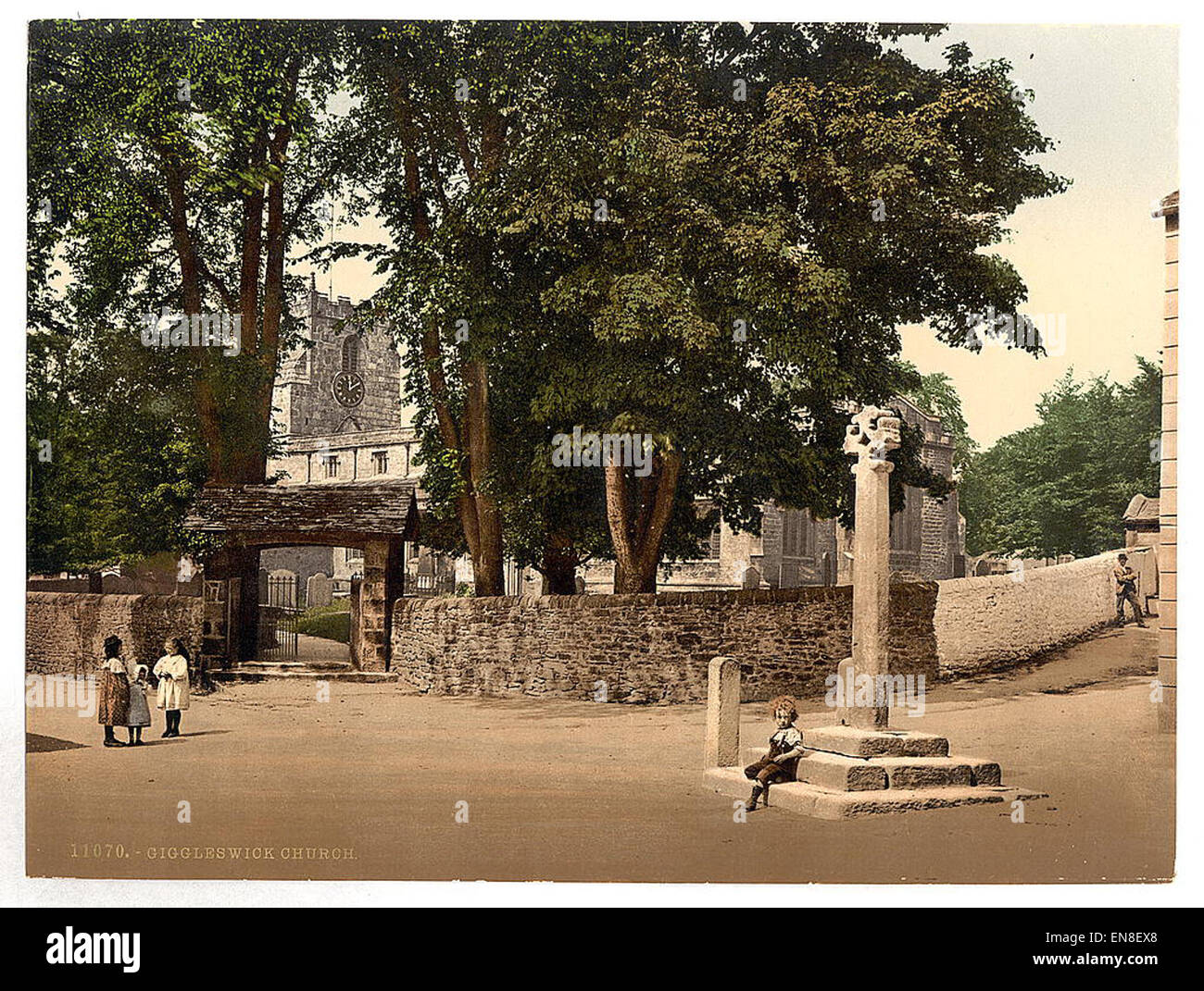 Die Giggleswick Church in Yorkshire, England, ist ein historisches religiöses Gebäude, das für seine architektonische Bedeutung bekannt ist. Es zeigt Elemente mittelalterlicher und späterer Baukunst, die die Entwicklung der Kirchenarchitektur über Jahrhunderte veranschaulichen. Stockfoto