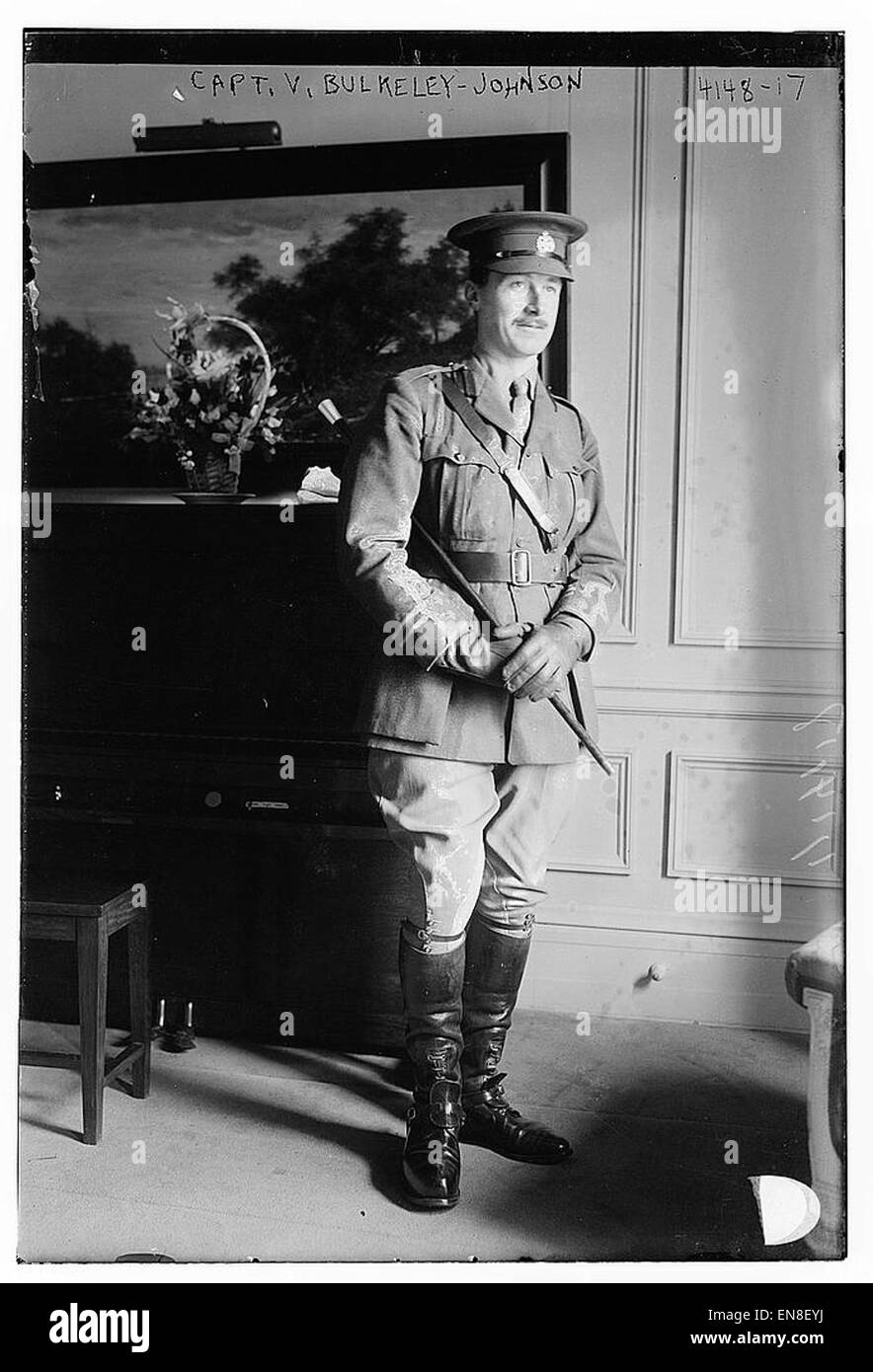 Captain V. Bulkeley-Johnson war ein britischer Offizier. Das Porträt ist bekannt für seine hervorragenden Dienste und hebt seine militärische Kleidung und Führungsqualitäten während seiner Karriere in der britischen Armee hervor. Stockfoto