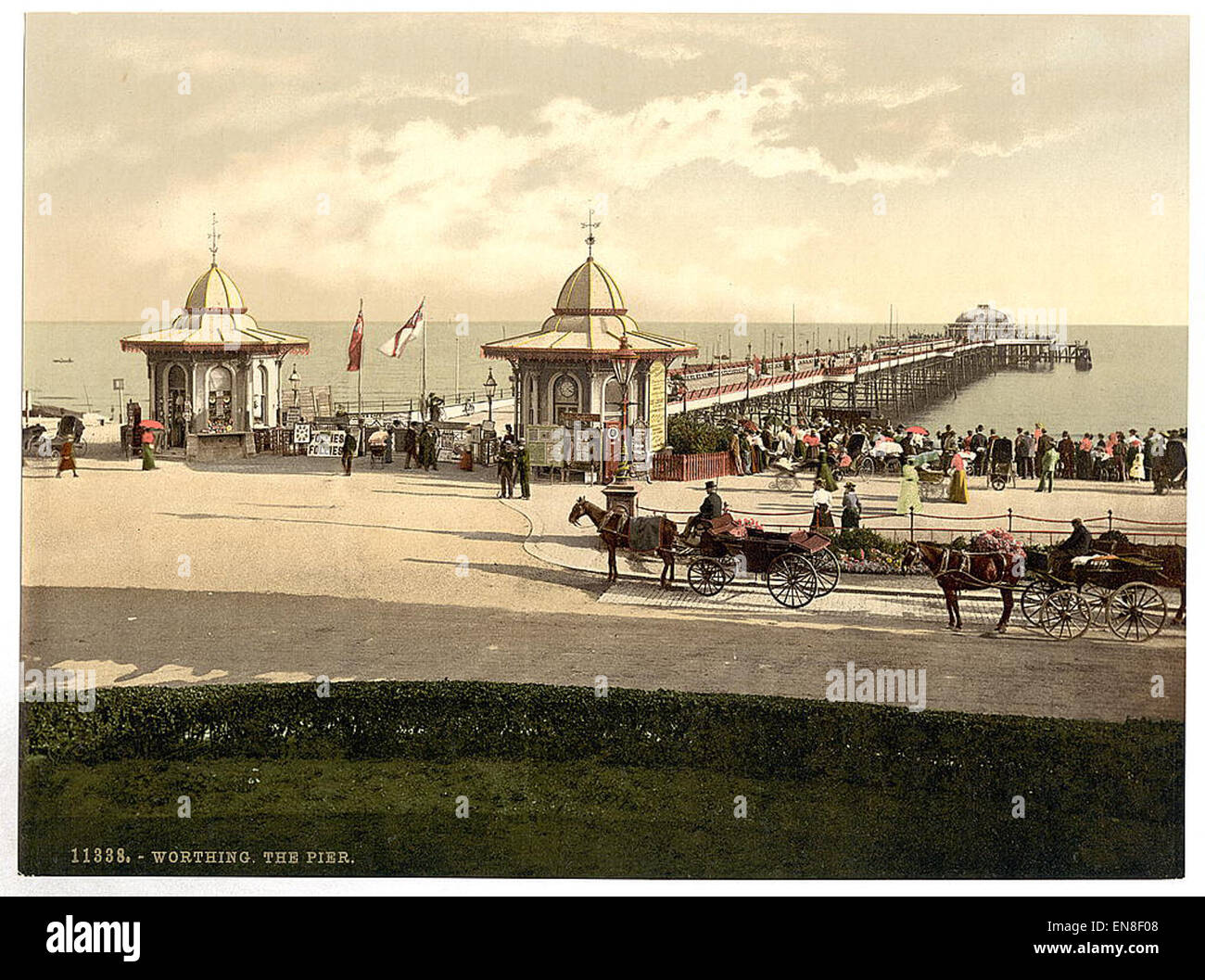 Ein historisches Foto des Piers in Worthing, England, zeigt die berühmte Struktur, die ein beliebtes Reiseziel am Meer war. Das Bild zeigt die viktorianische Architektur des Piers, der seit Generationen ein Wahrzeichen der Stadt ist. Stockfoto