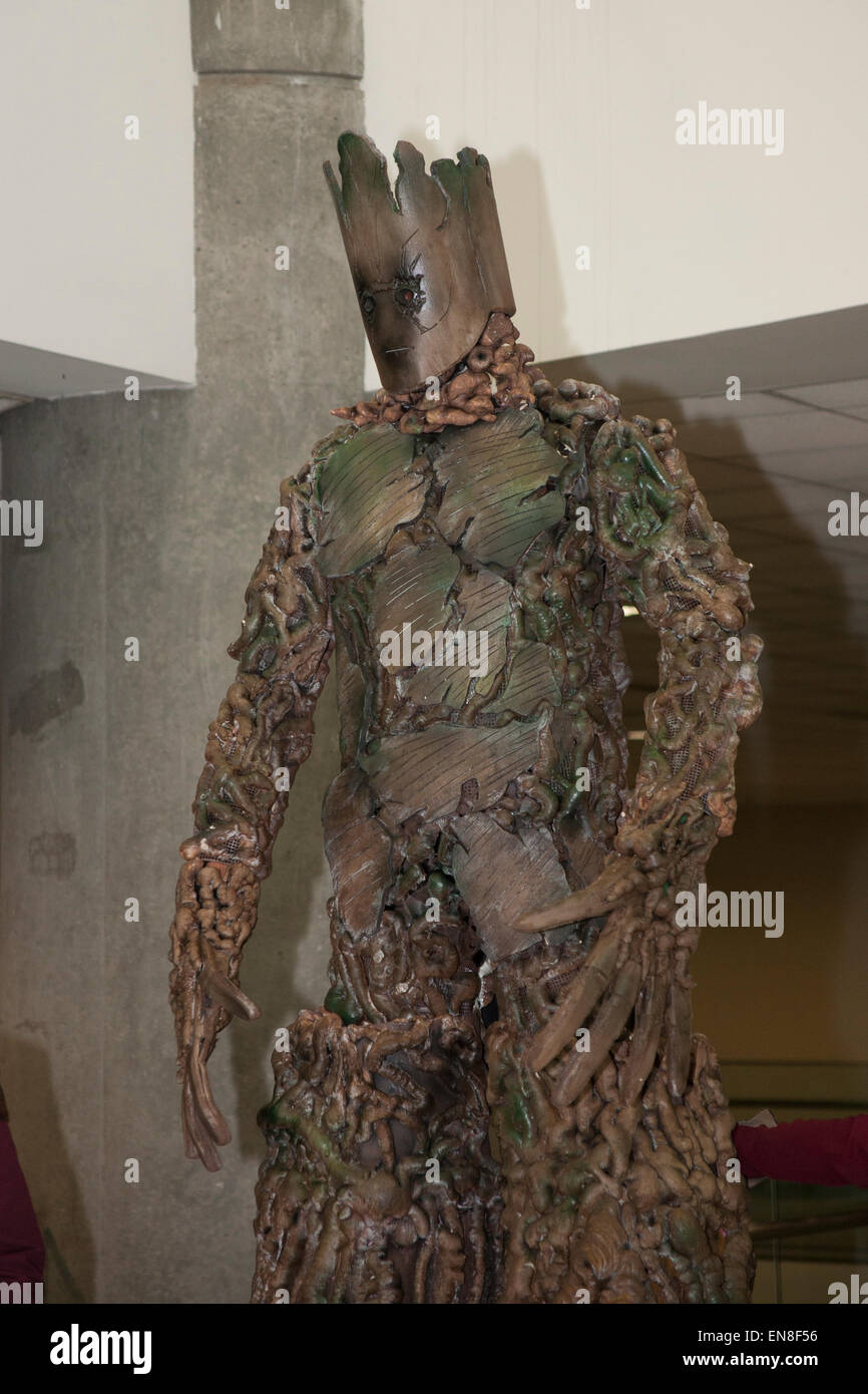 Ein Zweistockiges Hoch Groot Cosplay Von Wachtern Der Galaxie Auf Der 2014 Comikaze Convention In Los Angeles Kalifornien Stockfotografie Alamy