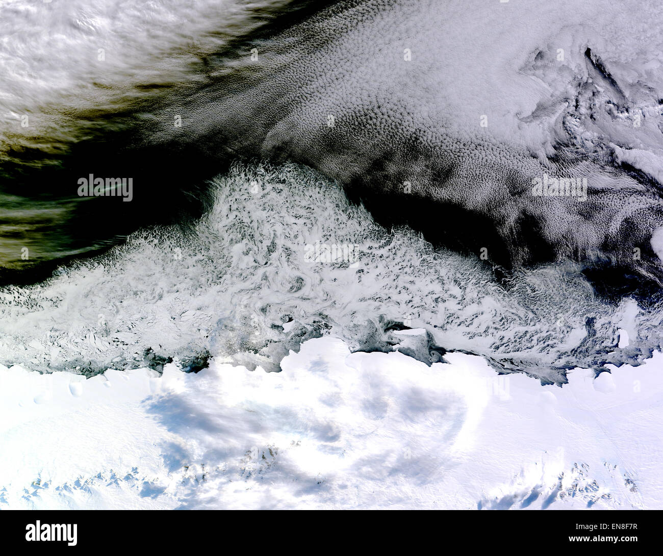 Am 5. April 2015 erwarb die Moderate Resolution Imaging Spektroradiometer (MODIS) auf NASA Satelliten Terra dieser natürlichen Farbbild des Meereises vor der Küste von Ost-Antarktis Prinzessin Astrid Küste.  Weiße Bereiche in der Nähe des Kontinents sind Meereis, während weiße Bereiche in der nordöstlichen Ecke des Bildes Wolken sind. Eine Möglichkeit, besser Eis aus den Wolken zu unterscheiden ist mit Falschfarben-Bilder. Die Falschfarben-Ansicht der Szene hier Eis ist blau und die Wolken sind weiß.  Das Bild war erworben, nachdem antarktische Meereis seine jährliche minimalen Umfang (erreichte am 20. Februar 2015) vergangen waren, und hatte wieder Stockfoto