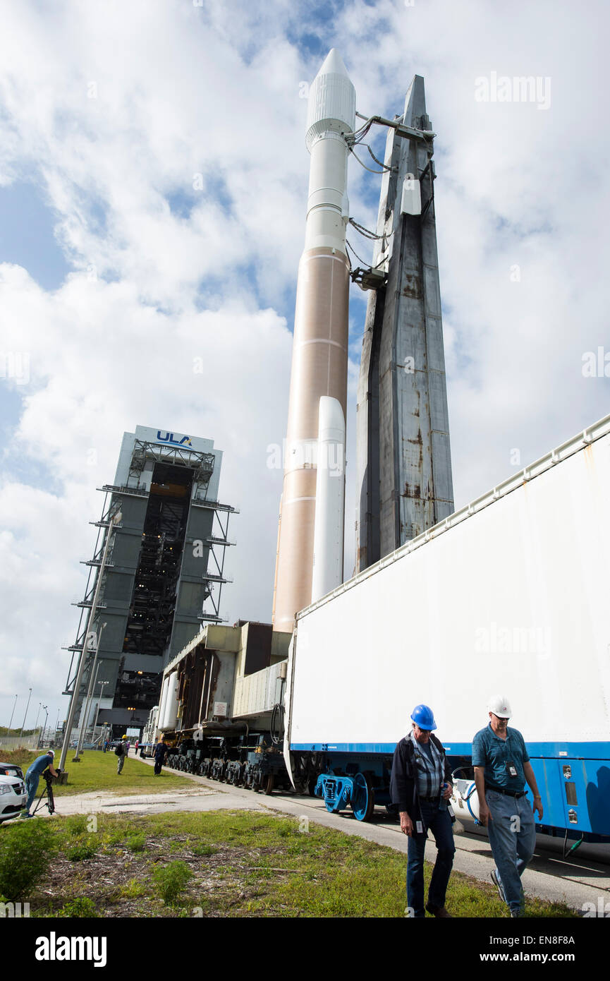 Einen Tag vor dem geplanten Start der United Launch Alliance Atlas V-Rakete mit der NASA Magnetospheric Multiscale (MMS) Sonde an Bord aus der Cape Canaveral Air Force Station Space Launch komplexe 41 vertikale Integration Facility zur Startrampe, Mittwoch, 11. März 2015 in Florida rollt. Start der Atlas V-Rakete ist geplant für März 12 und führen die vier identischen MMS-Satelliten in den Orbit, die erste dreidimensionale Ansicht des magnetischen Rückverbindung zu bieten. Stockfoto