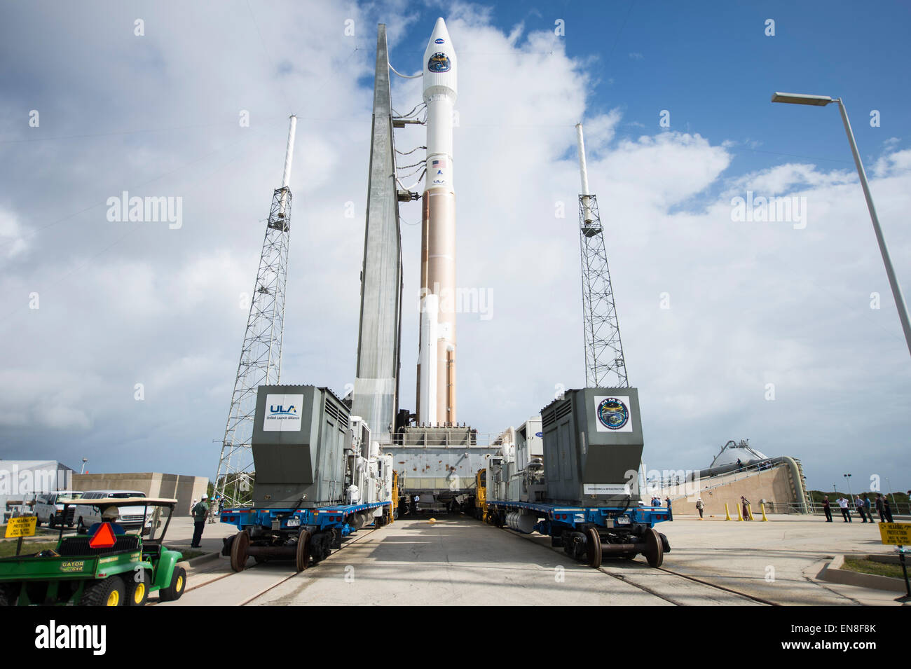 Einen Tag vor dem geplanten Start der United Launch Alliance Atlas V-Rakete mit der NASA Magnetospheric Multiscale (MMS) Sonde an Bord aus der Cape Canaveral Air Force Station Space Launch komplexe 41 vertikale Integration Facility zur Startrampe, Mittwoch, 11. März 2015 in Florida rollt. Start der Atlas V-Rakete ist geplant für März 12 und führen die vier identischen MMS-Satelliten in den Orbit, die erste dreidimensionale Ansicht des magnetischen Rückverbindung zu bieten. Stockfoto