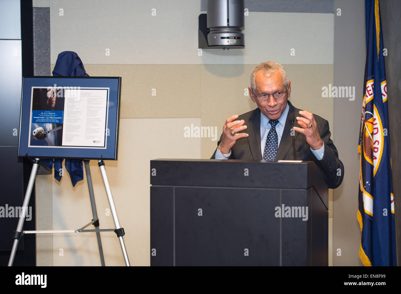 Der NASA-Administrator Charles Bolden akzeptiert einen Teil der Schriften von Dr. Maya Angelou, die während der EFT-1-Mission im Dezember 2014 an Bord der Orion-Raumsonde geflogen wurden. Die Zeremonie fand im NASA-Hauptquartier in Washington, D.C. statt Stockfoto