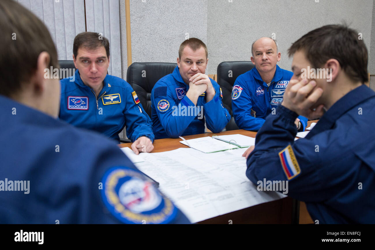 Am 21. März 2015 nahm die Begleitmannschaft der Expedition 43, darunter Sergei Volkov, Alexey Ovchinin und Jeff Williams der NASA, an einem Briefing im Cosmonaut Hotel in Baikonur Teil. Am 28. März 2015 sollte die erste Besatzung zur ISS starten. Stockfoto