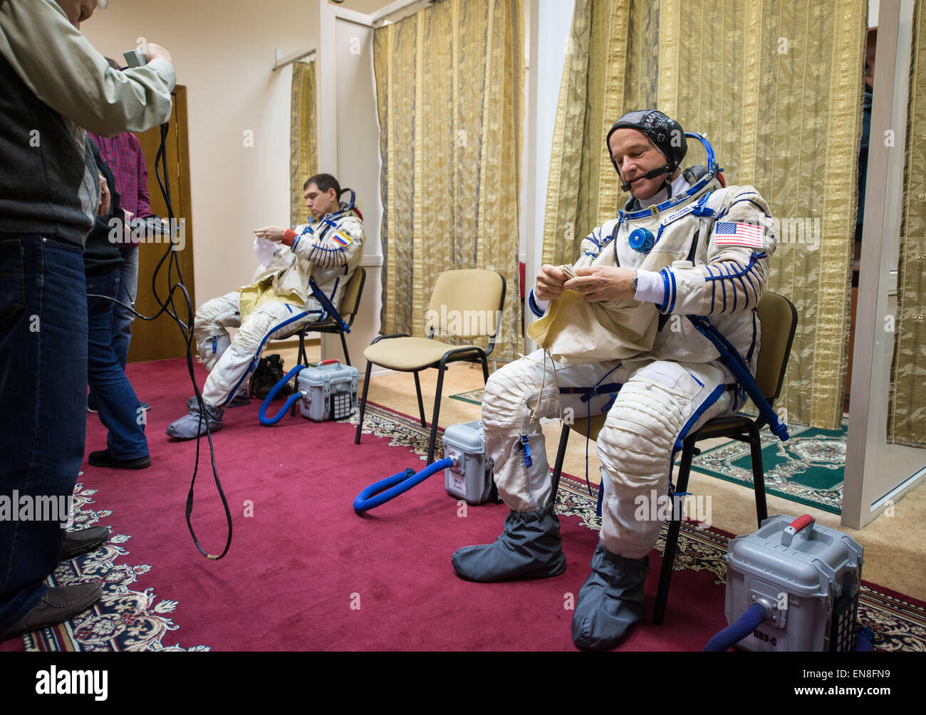 Die Besatzungsmitglieder der Expedition 43, darunter der NASA-Astronaut Jeff Williams und die russischen Kosmonauten Sergei Volkov und Alexei Ovchinin, unterziehen sich Sojus-Qualifikationsprüfungen im Gagarin Cosmonaut Training Center in Russland. Stockfoto