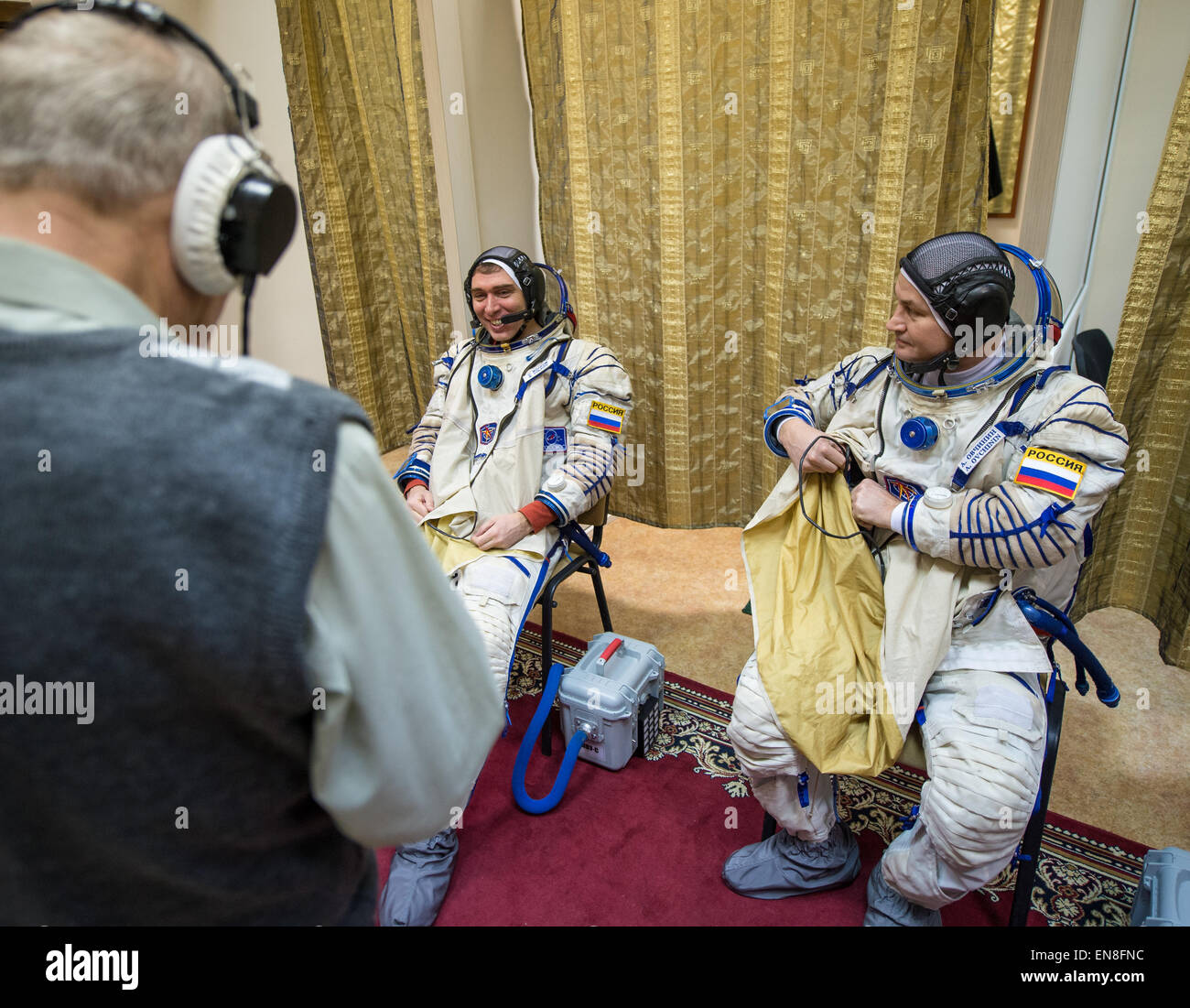 Die Besatzungsmitglieder der Expedition 43, darunter die Kosmonauten Sergei Volkov und Alexej Ovchinin, bereiten sich auf die Sojus-Qualifizierungsprüfungen in ihren Sokol-Anzügen im Gagarin Cosmonaut Training Center in Russland vor. Stockfoto
