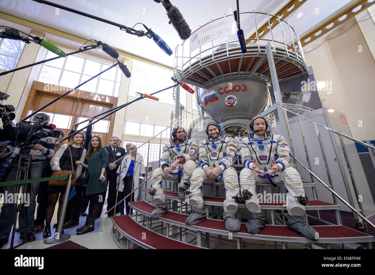 Die Hilfstruppe für die Expedition 43, darunter die russischen Kosmonauten Sergei Volkow und Alexei Ovchinin und NASA-Astronaut Jeff Williams, bereiten sich auf mögliche Missionsunterstützung während ihrer Sojus-Qualifikationsprüfungen im Gagarin Cosmonaut Training Center in Russland vor. Stockfoto