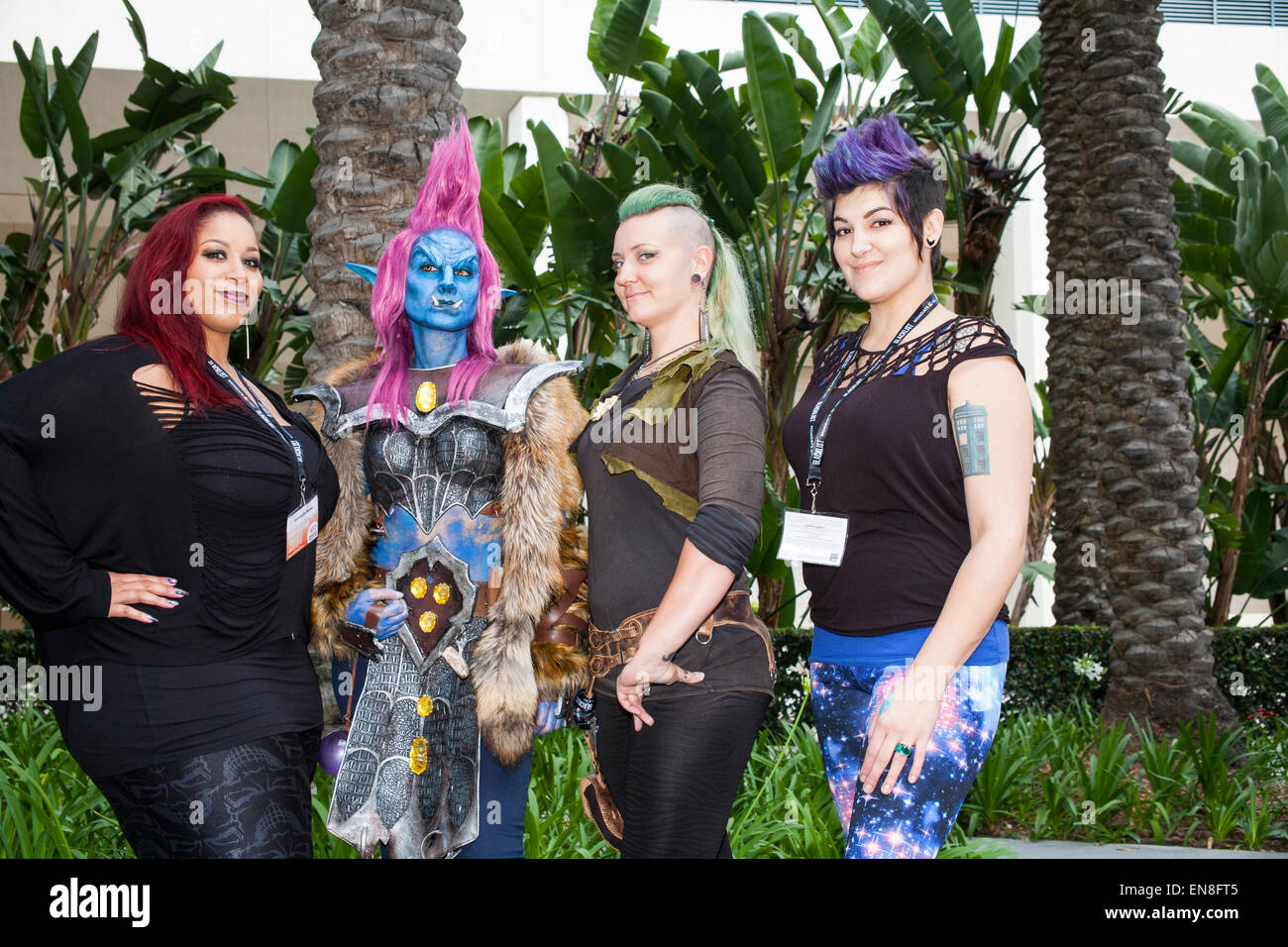 Cosplayer Jessica LG mit ihrem Team, Aubriana Zurilgen, Dawn Banks und Chrissy Lynn Kyle, ihr World of Warcraft erstellt, troll. Stockfoto