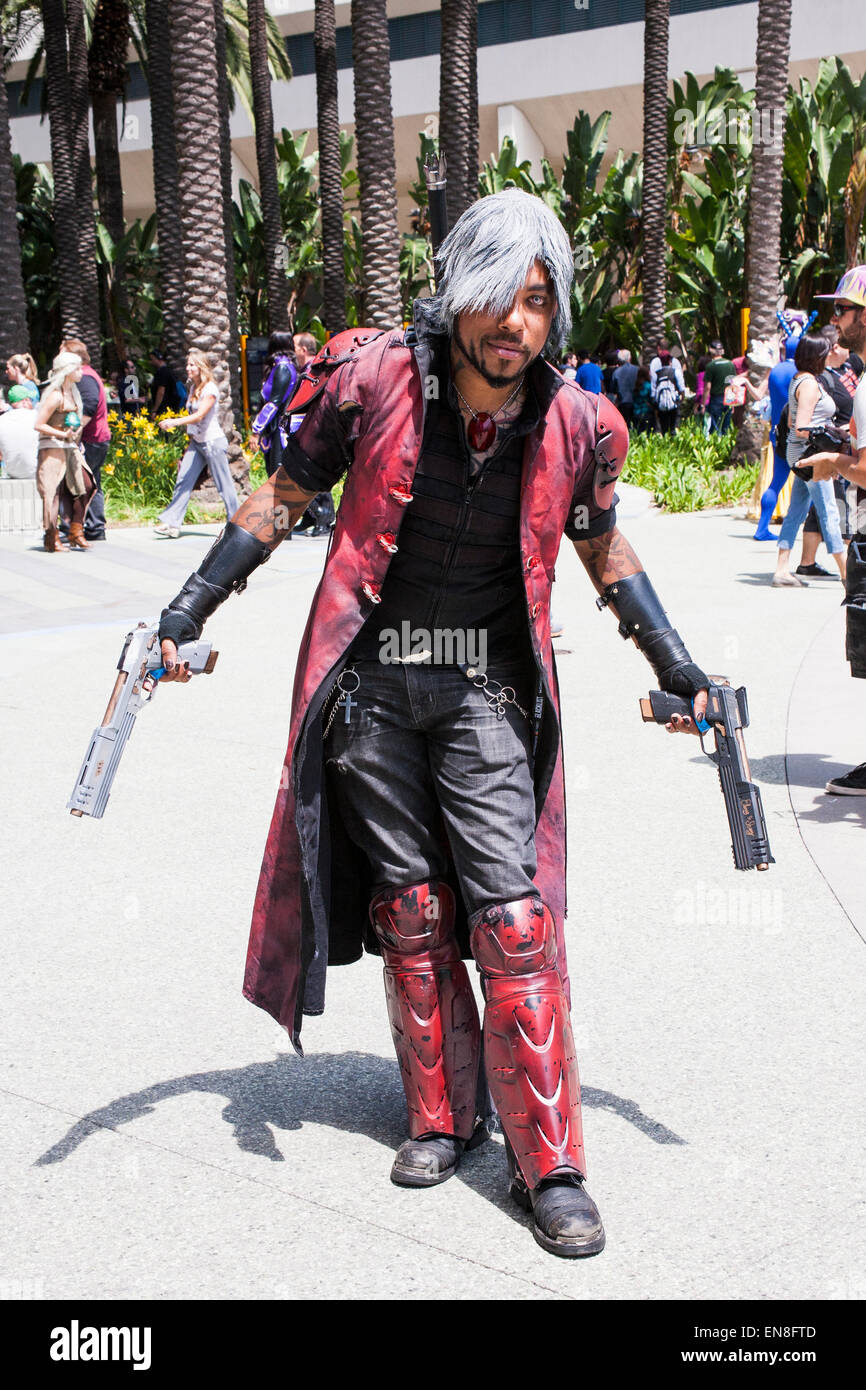 Cosplayer Cosmo Tayson gekleidet wie ein Charakter aus der Assassin's Creed Videospiel auf der Wondercon Convention in Anaheim, Kalifornien Stockfoto