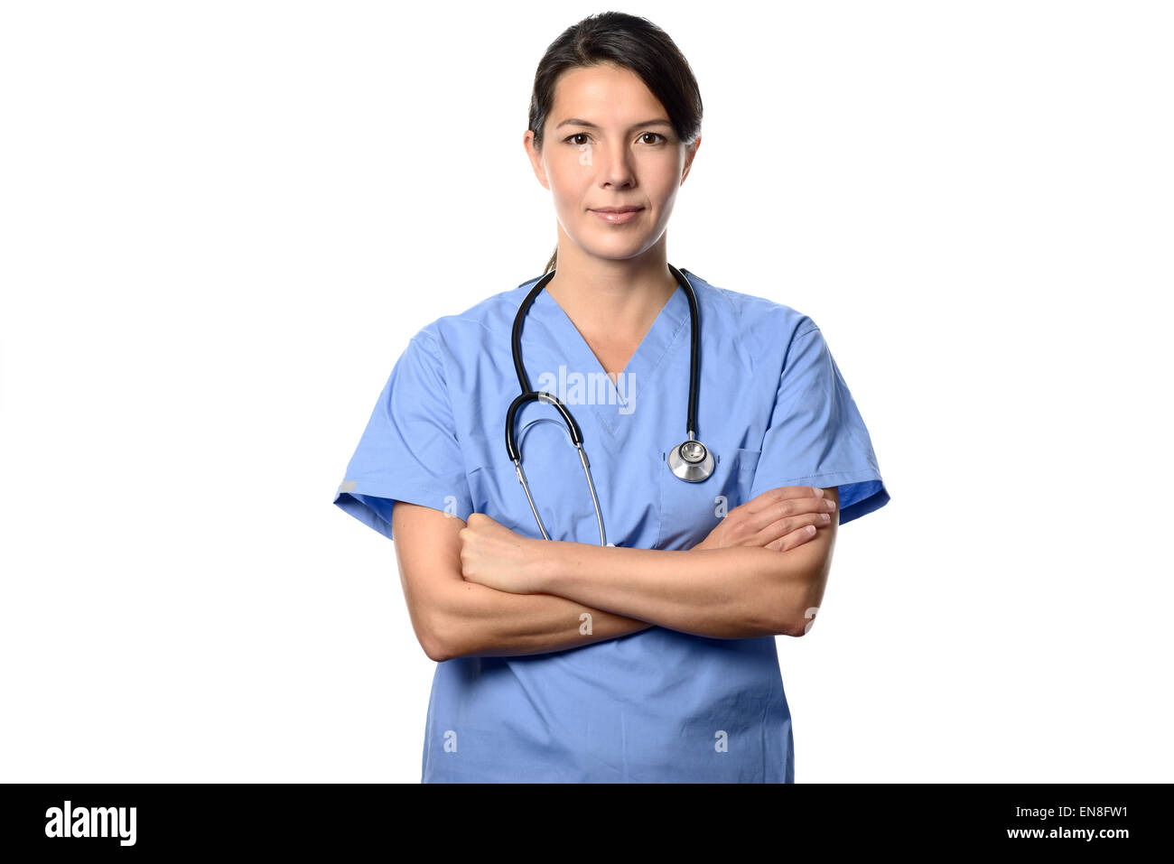 Porträt eines freundlichen jungen weiblichen Arztes medizinische Uniform und einem Stethoskop um den Hals trägt, während posiert mit gefaltet Stockfoto