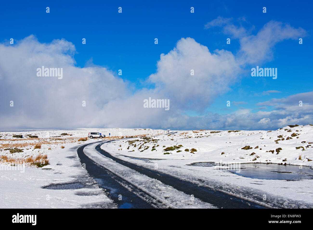 Verschneite, Seuchenträger, einspurige Straße im Arkengarthdale, Yorkshire Dales, North Yorkshire, England UK Stockfoto
