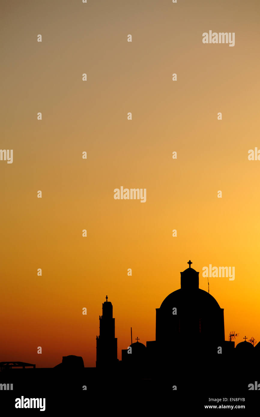 Silhouette der orthodoxen Kirche in Santorini, Griechenland Stockfoto