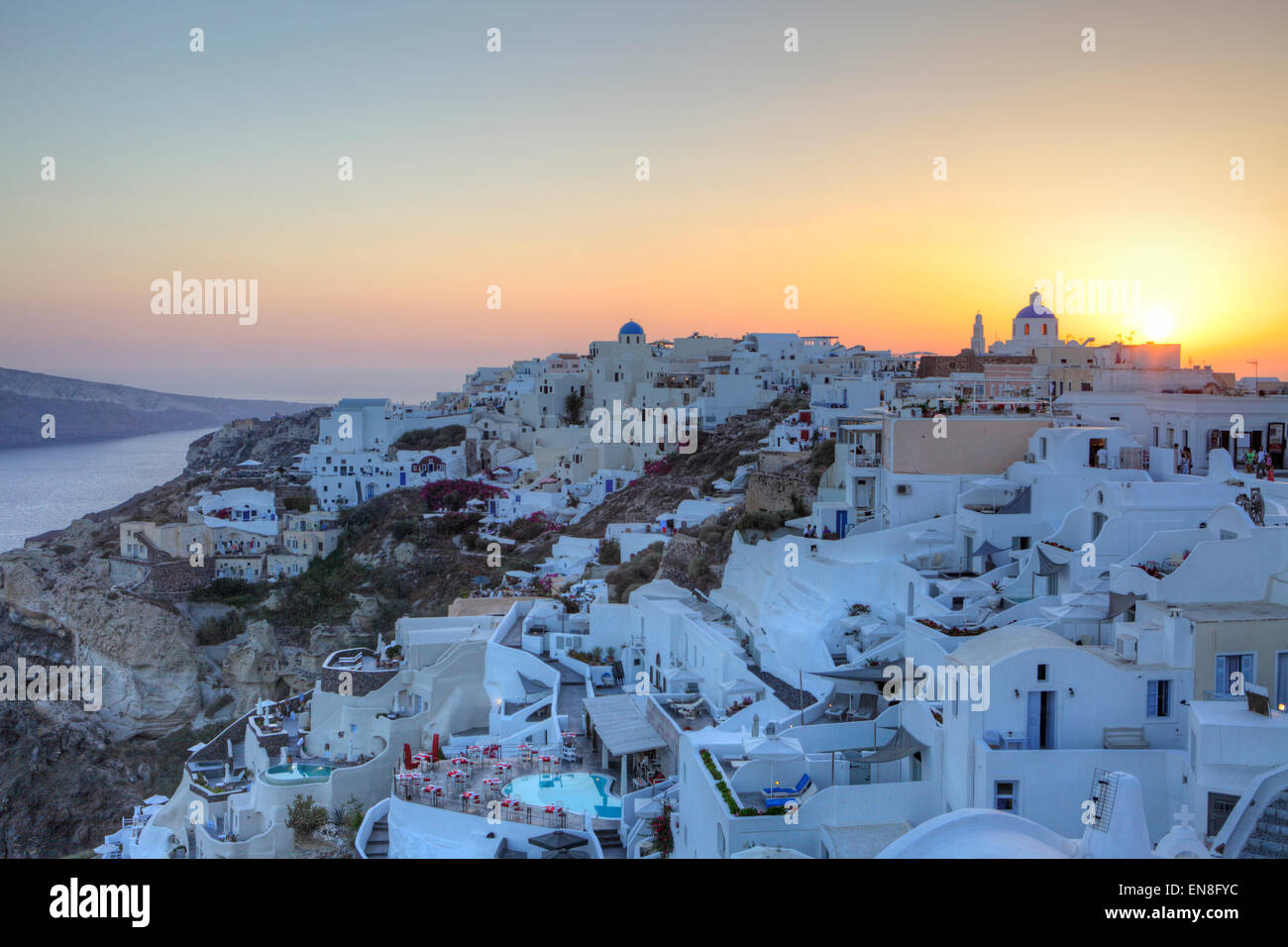 Sonnenuntergang in Oia, die kleine Stadt auf der Insel Santorini, Griechenland Stockfoto